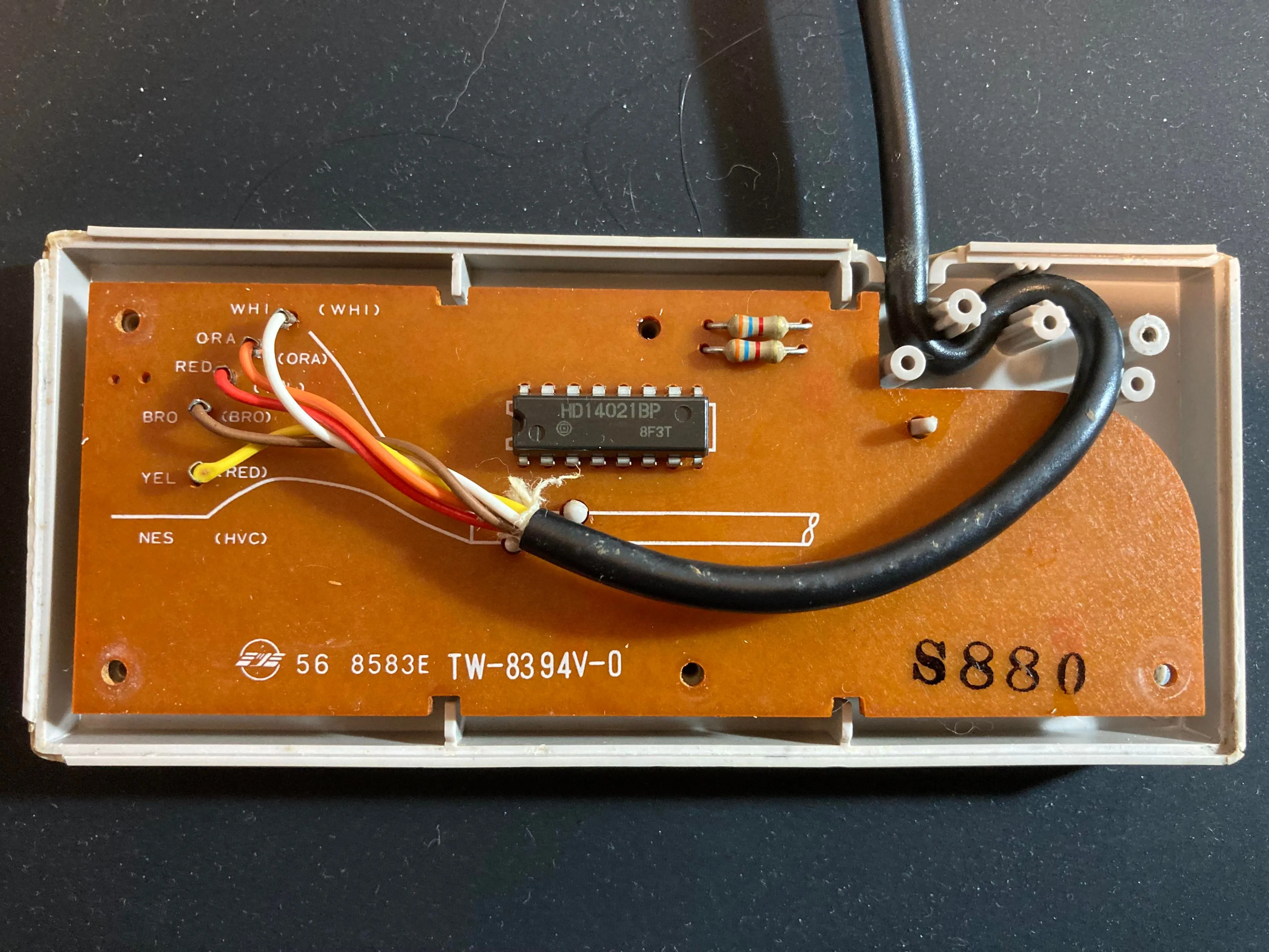 Mặt sau của bảng mạch in (PCB) tay cầm NES với các đường mạch điện và linh kiện hàn