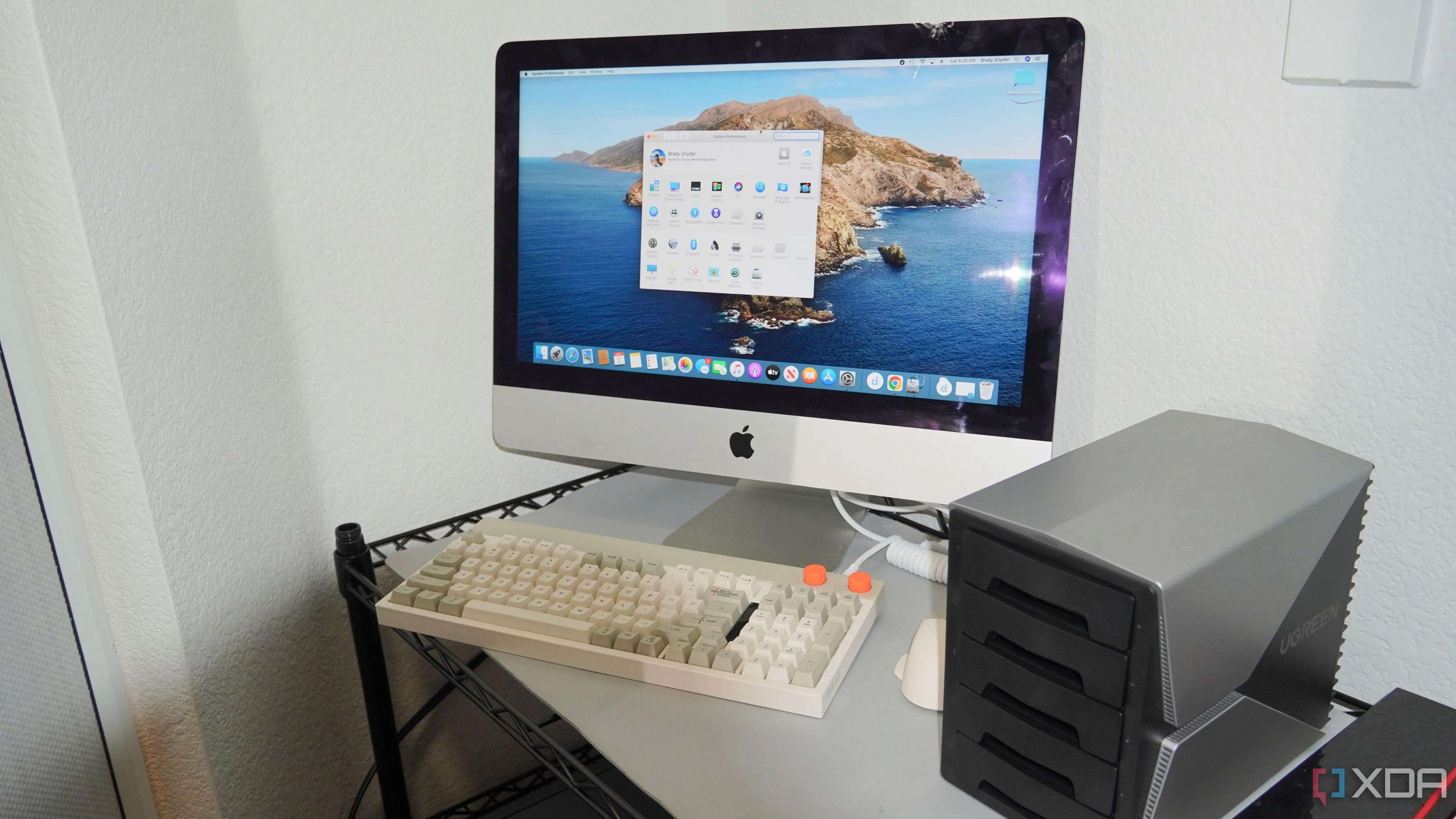 Máy tính iMac được sử dụng như một máy chủ NAS, kết nối với thiết bị DAS (Direct Attached Storage).