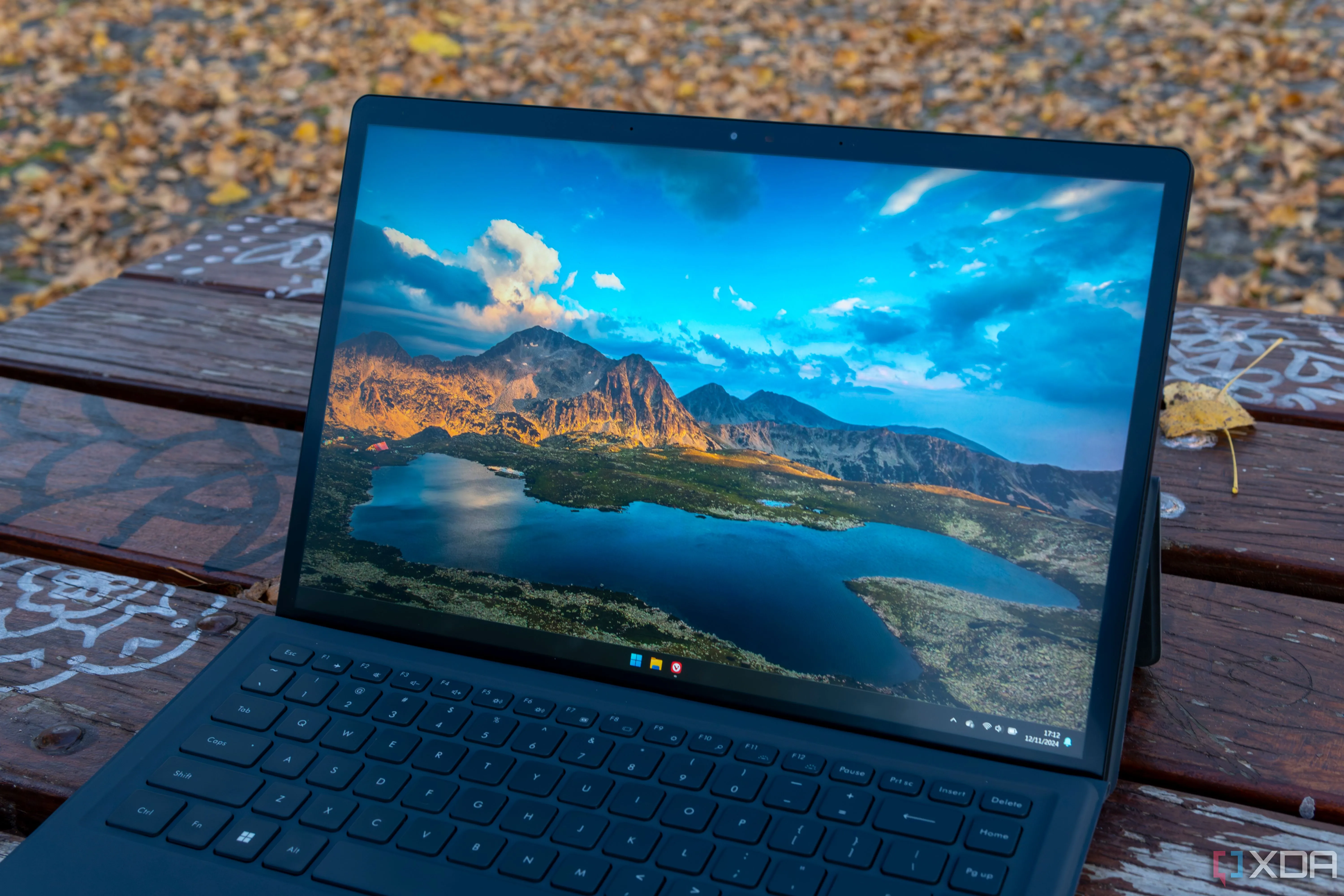 Minisforum V3 hiển thị màn hình desktop Windows 11