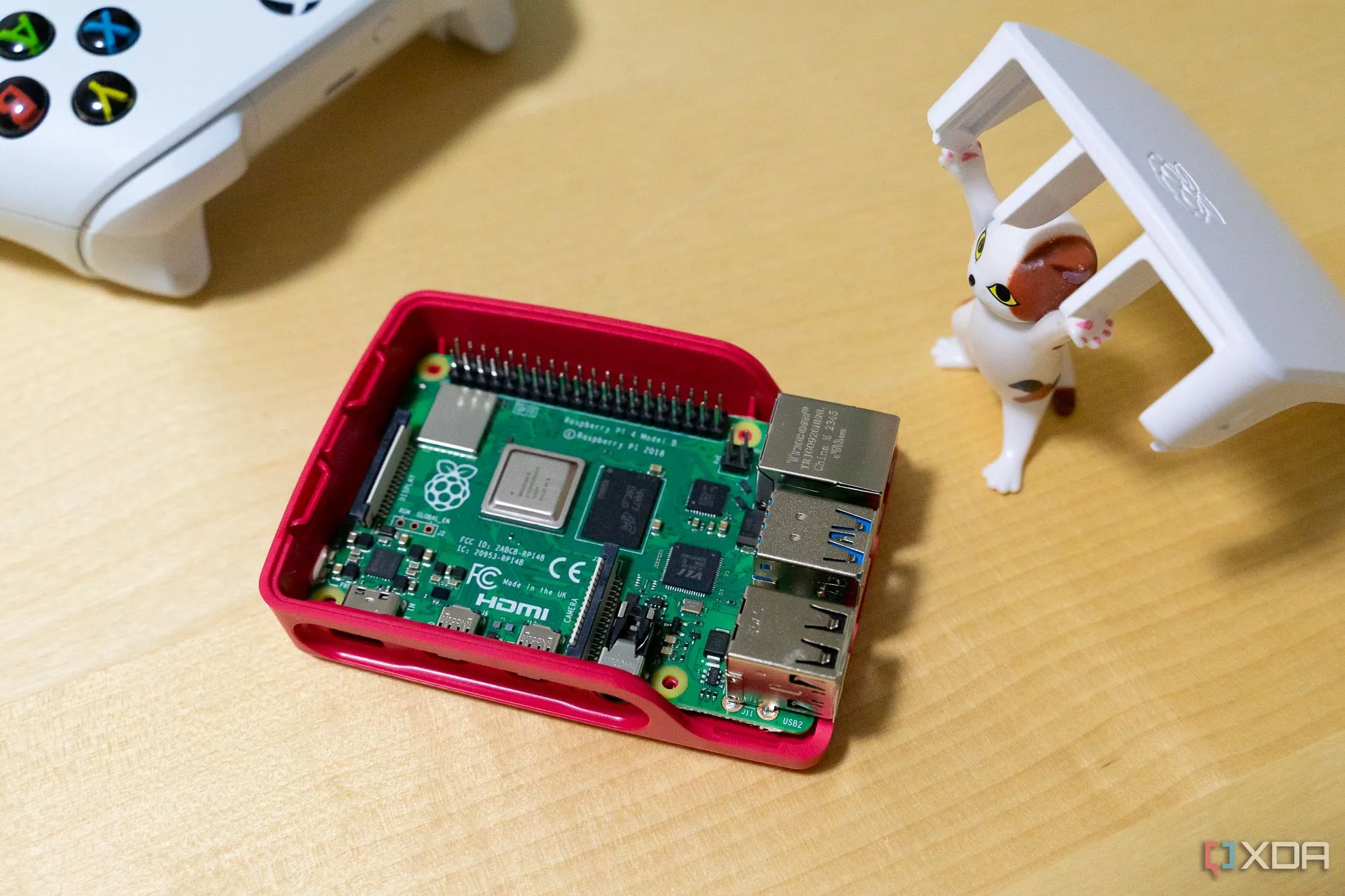 Mô hình Raspberry Pi trong hộp, minh họa khả năng chạy Homarr nhẹ nhàng trên phần cứng nhỏ gọn.