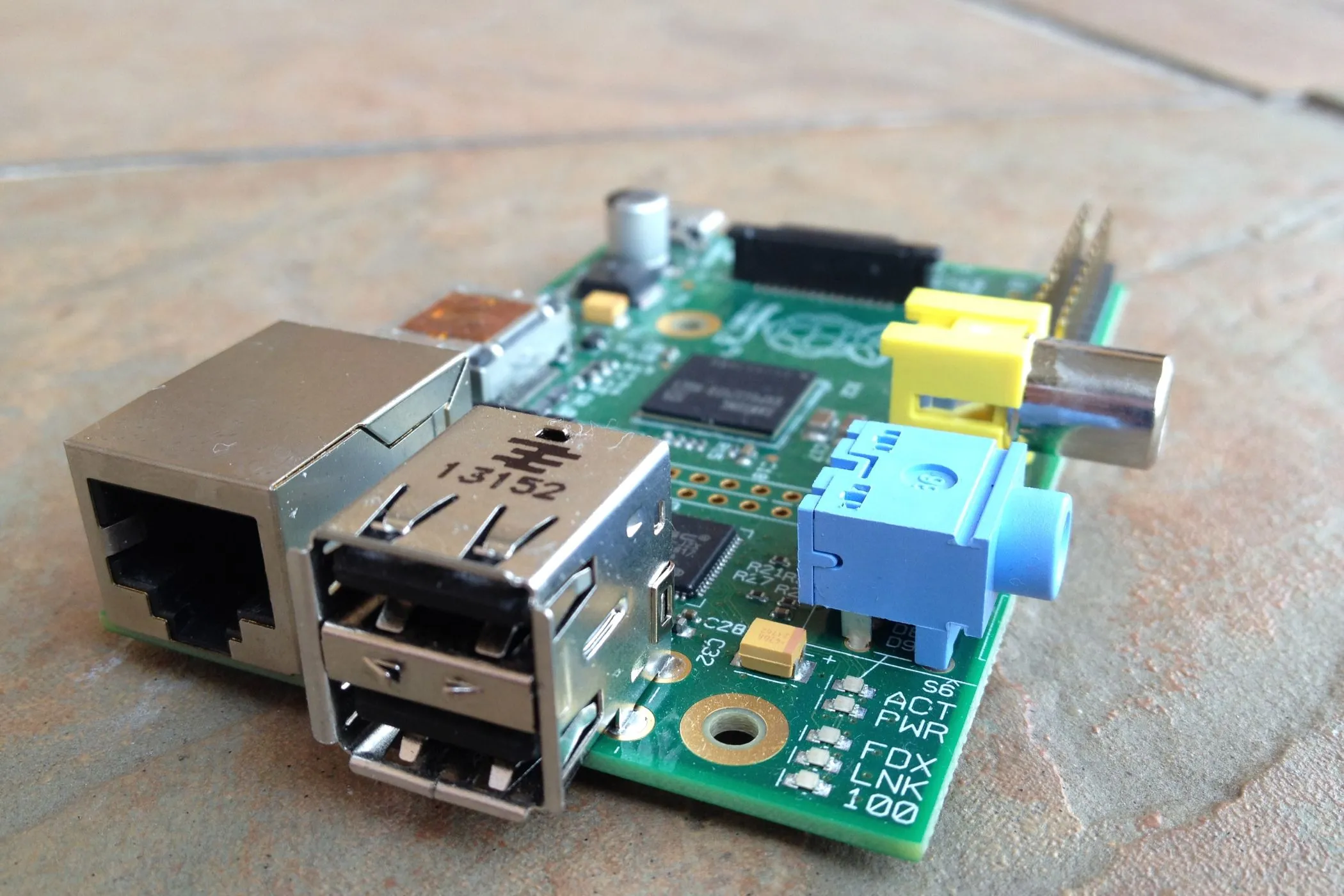 Một bo mạch Raspberry Pi, nền tảng lý tưởng để triển khai các ứng dụng tự host như Vaultwarden.