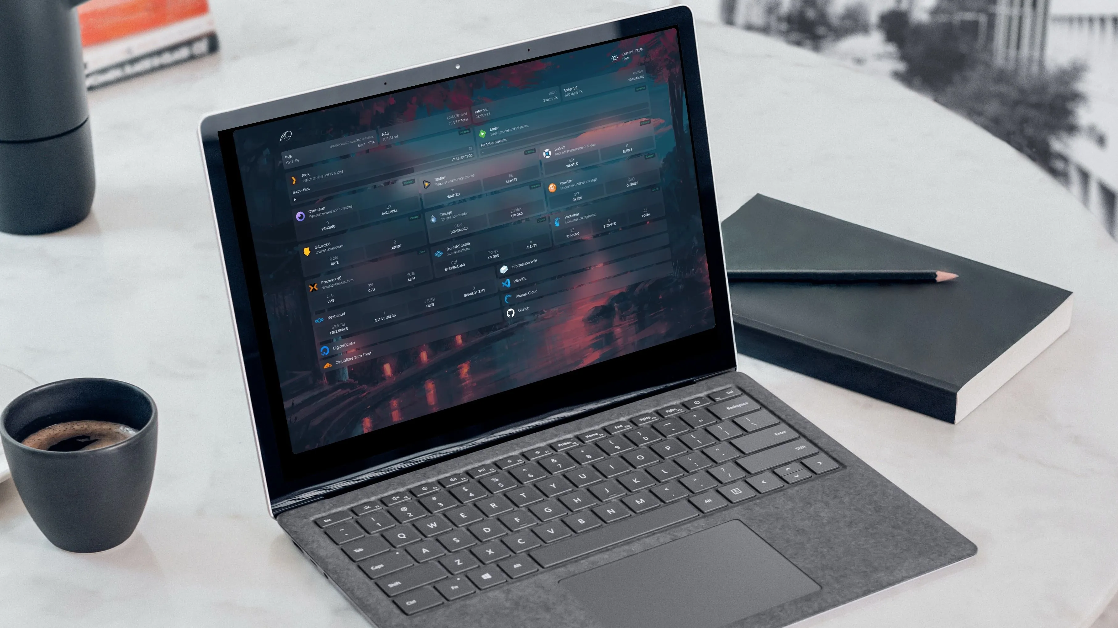 Một chiếc laptop hiển thị giao diện bảng điều khiển tự lưu trữ, tượng trưng cho khả năng kiểm soát và tối ưu chi phí.