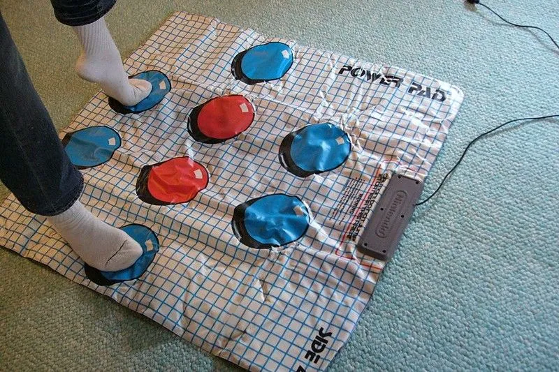 Người chơi đứng trên bàn điều khiển NES Power Pad, tiền thân của game vận động