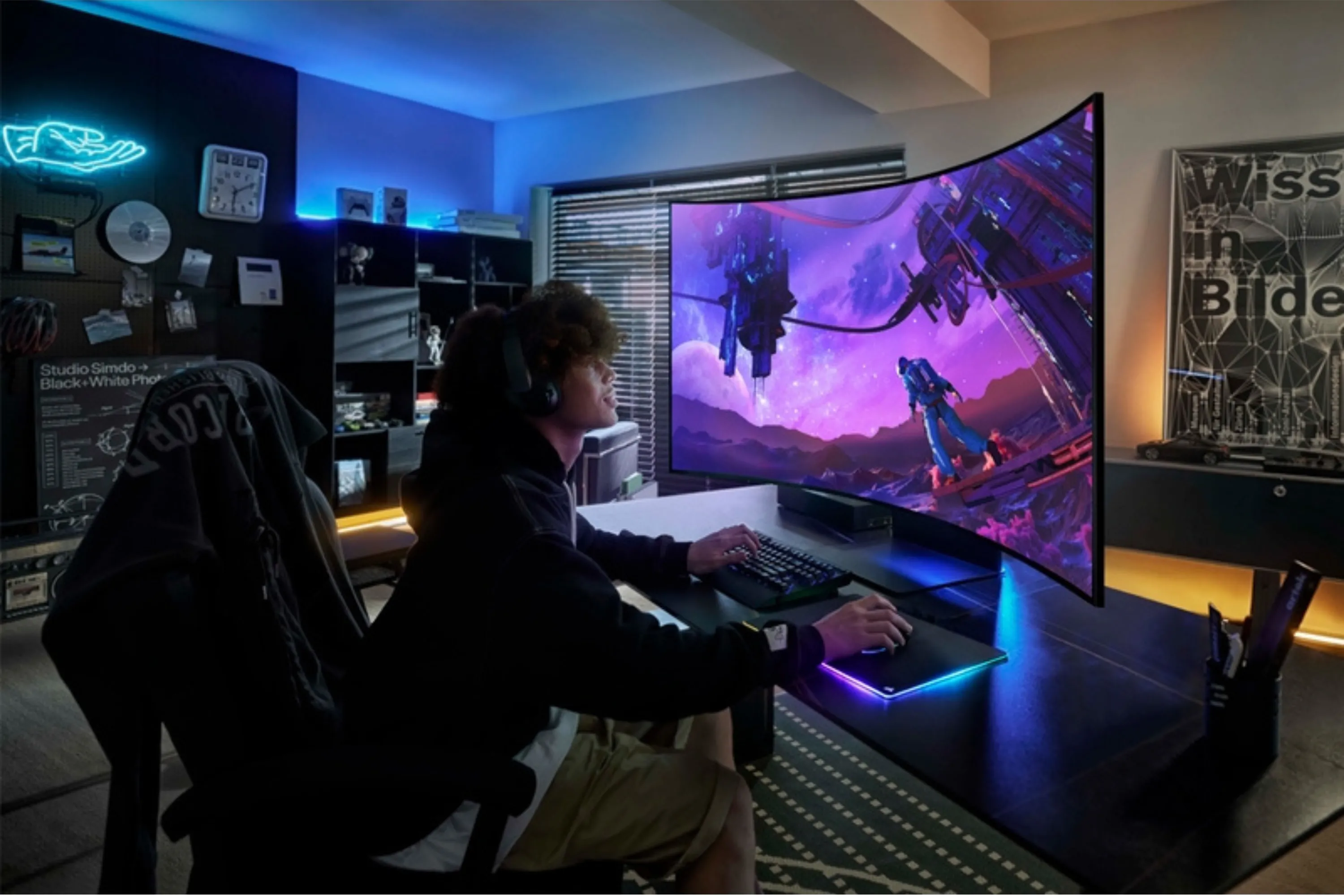 Người chơi game trải nghiệm màn hình Samsung Odyssey Ark 55 inch cong