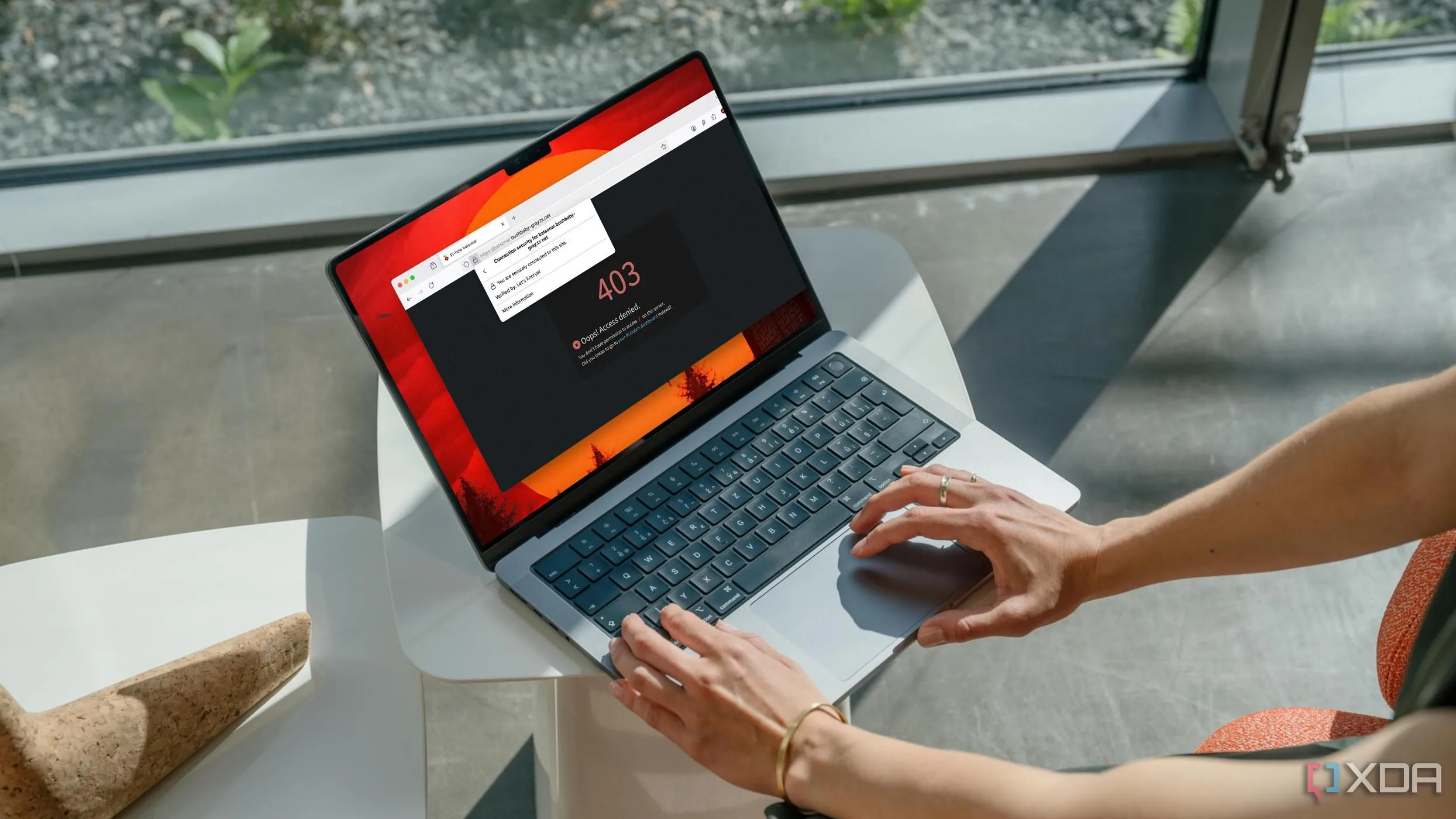Người dùng đang kiểm tra một trang web có kết nối HTTPS an toàn