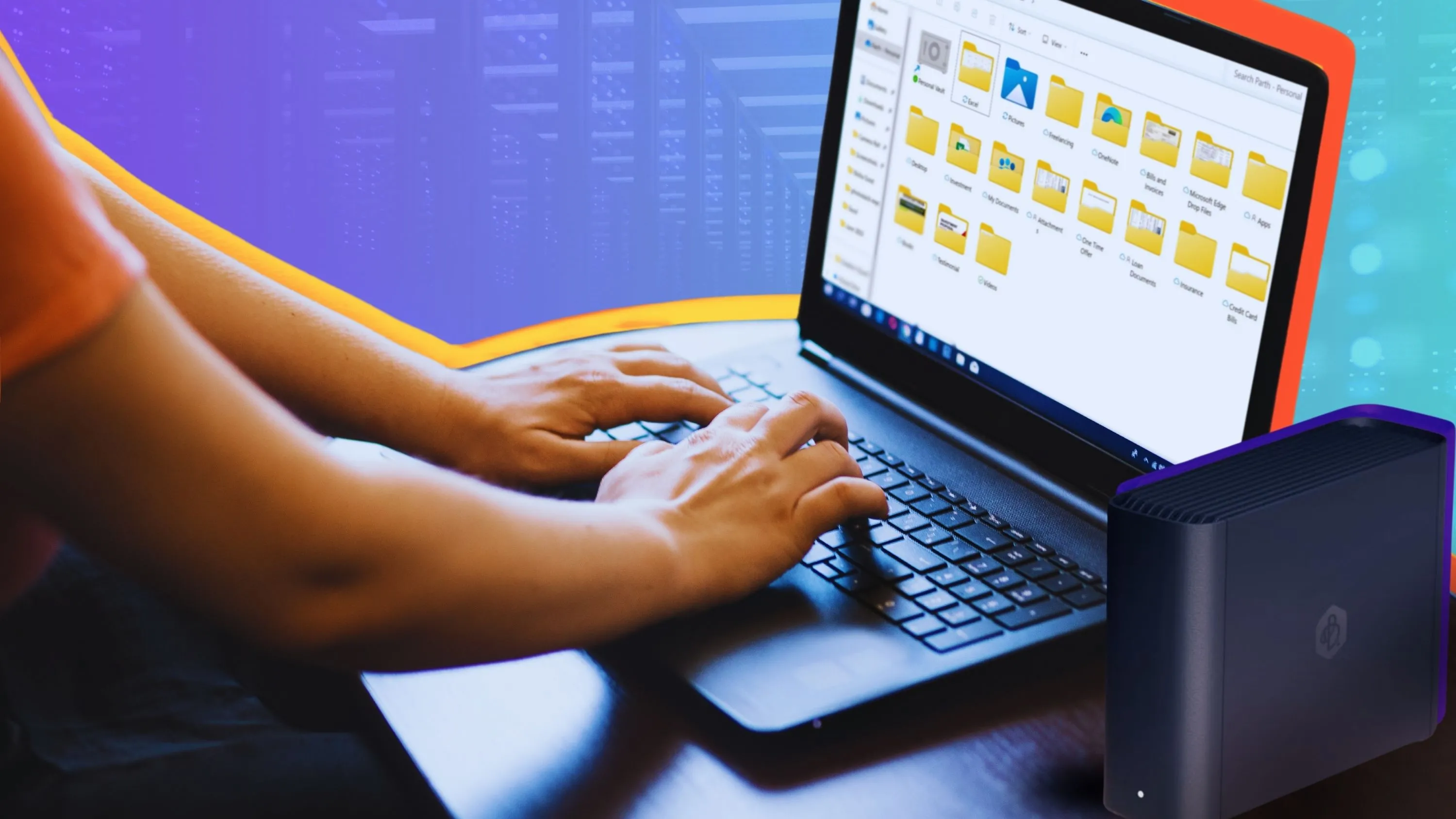 Người dùng đang thao tác với File Explorer trên laptop Windows 11 hiển thị quảng cáo