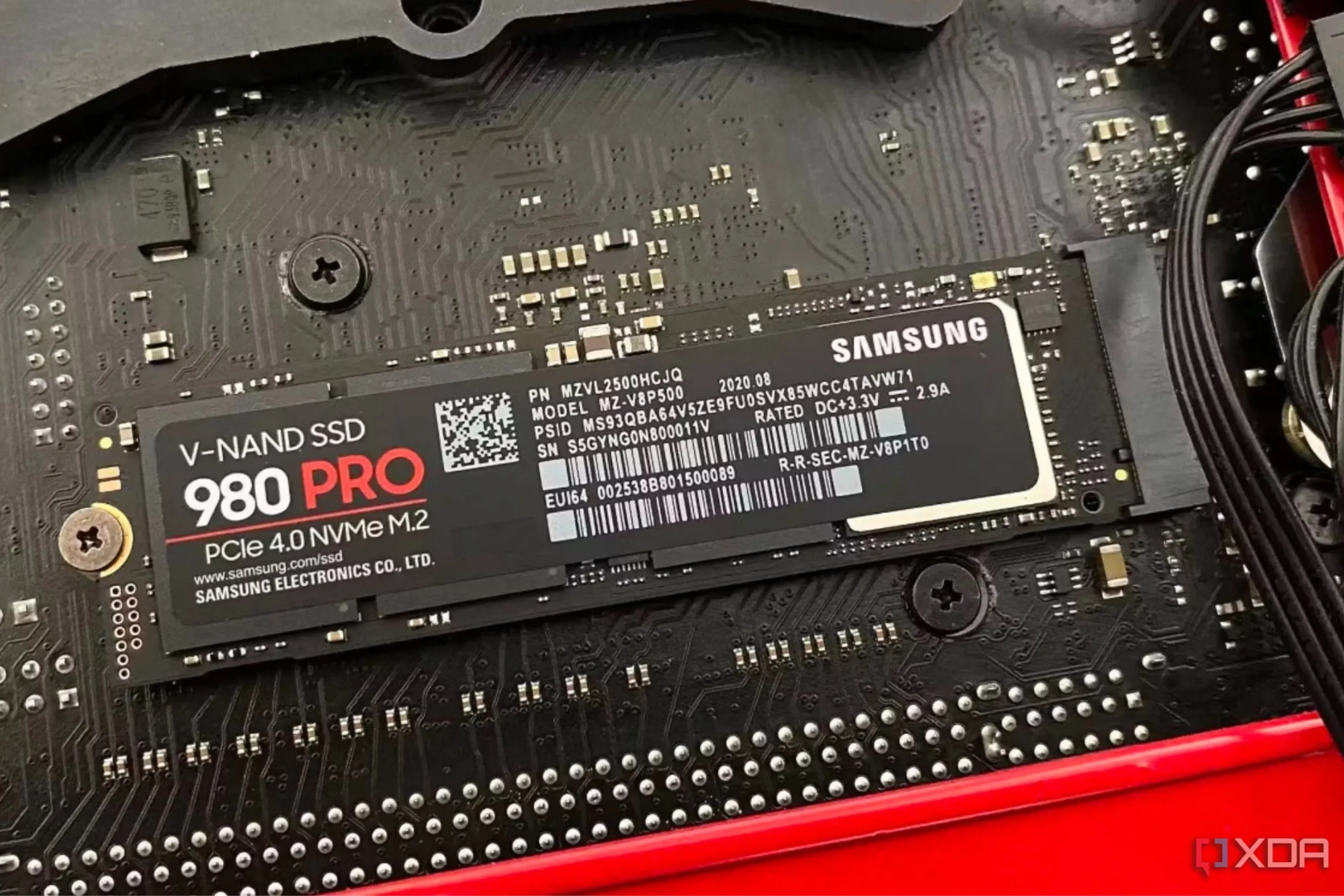 Ổ cứng SSD Samsung 980 Pro M.2 NVMe gắn trên bo mạch chủ máy tính, minh họa vị trí lắp đặt điển hình của SSD hiệu năng cao