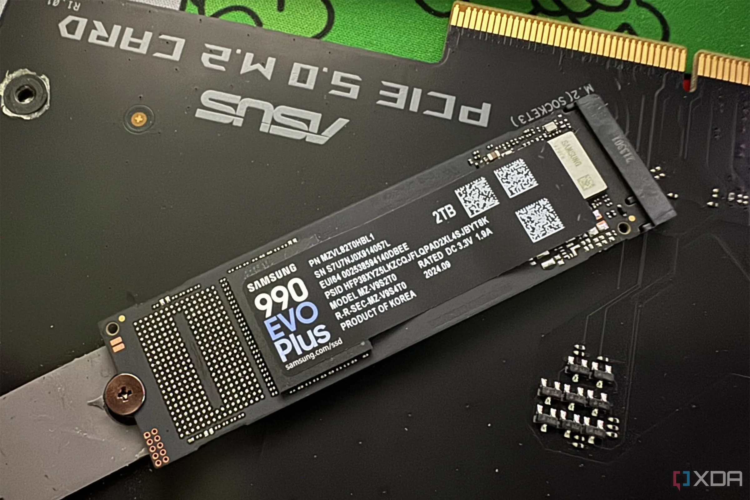 Ổ cứng SSD Samsung 990 Evo Plus M.2 NVMe được gắn trên một card adapter PCIe, biểu thị khả năng kết nối và nâng cấp linh hoạt cho các hệ thống máy tính