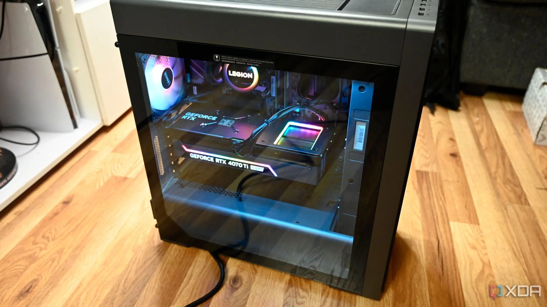 PC gaming lắp sẵn Lenovo Legion với mặt kính trong suốt hiển thị linh kiện bên trong