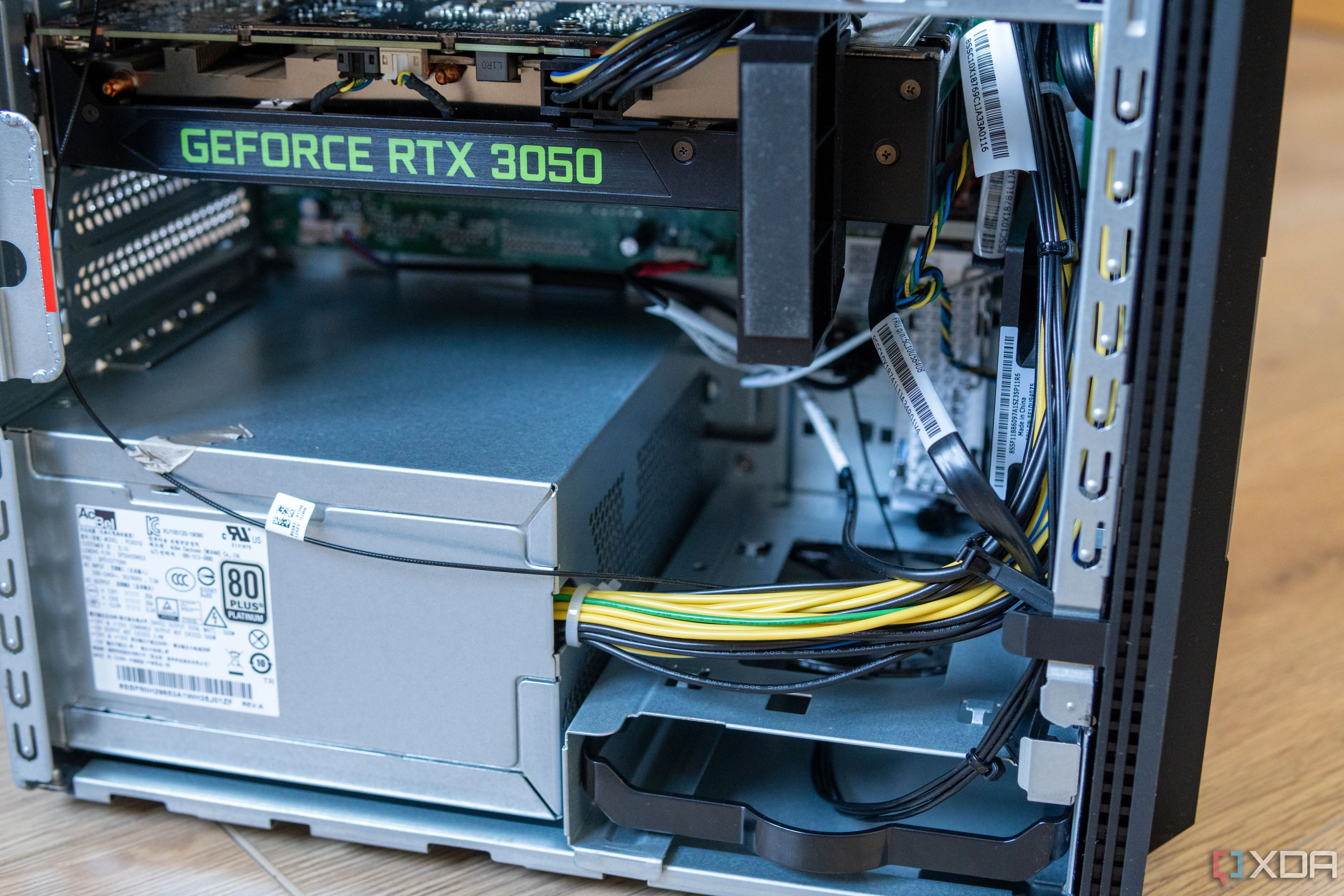Phần dưới nội thất của tháp Lenovo LOQ Tower 17, hiển thị GPU, PSU và một khoang ổ cứng 3.5 inch, minh họa nhu cầu luồng khí tốt cho HDD.