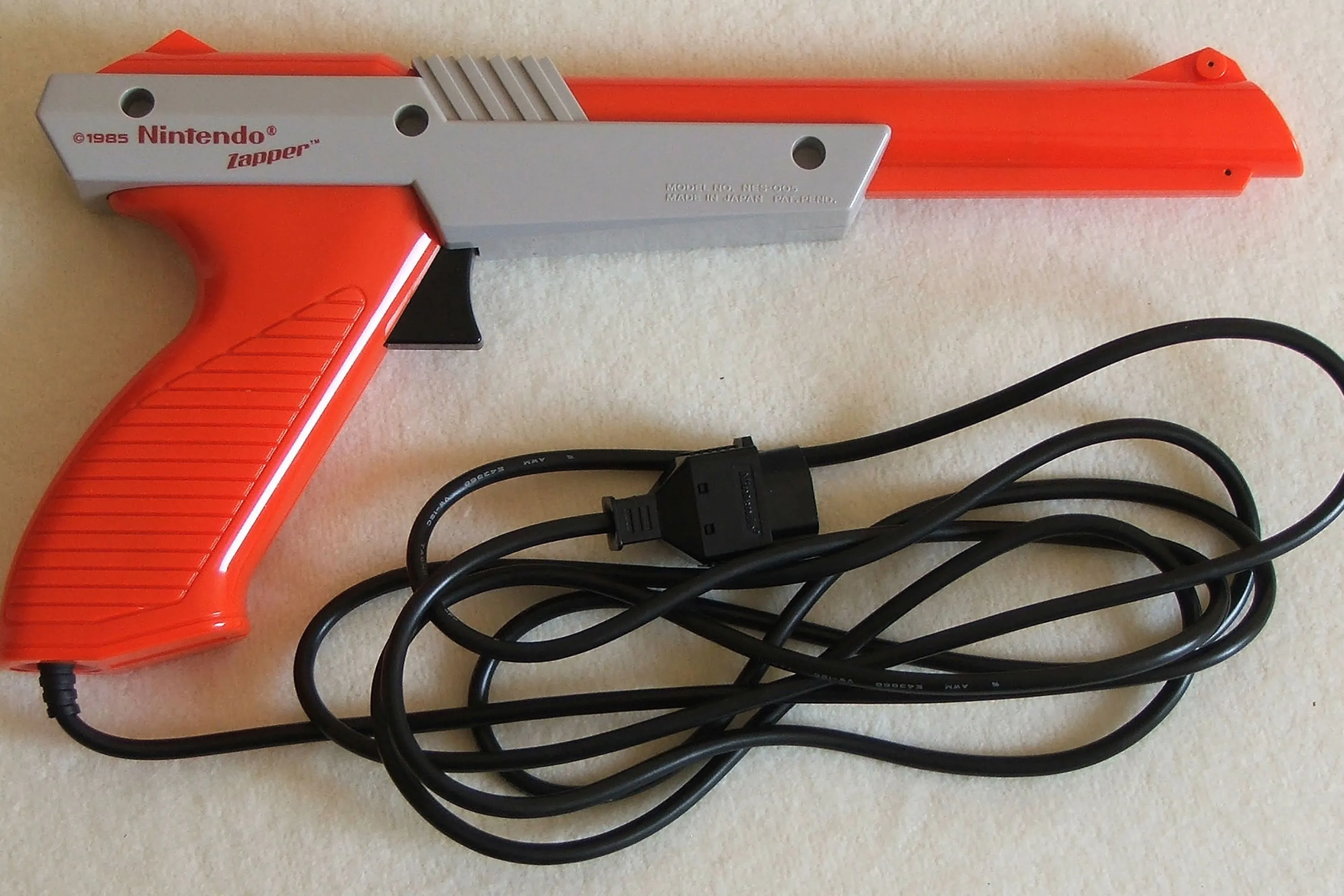 Súng NES Zapper màu xám kinh điển, phụ kiện bắn súng huyền thoại của Nintendo