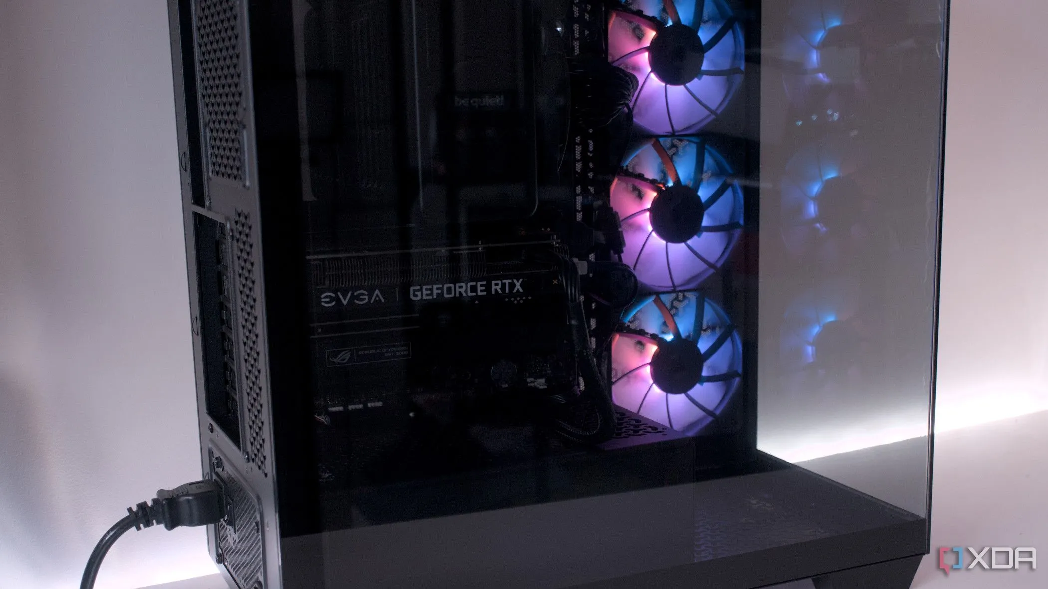 Vỏ máy tính E-ATX Corsair 3500X ARGB đã lắp đặt linh kiện và đang hoạt động