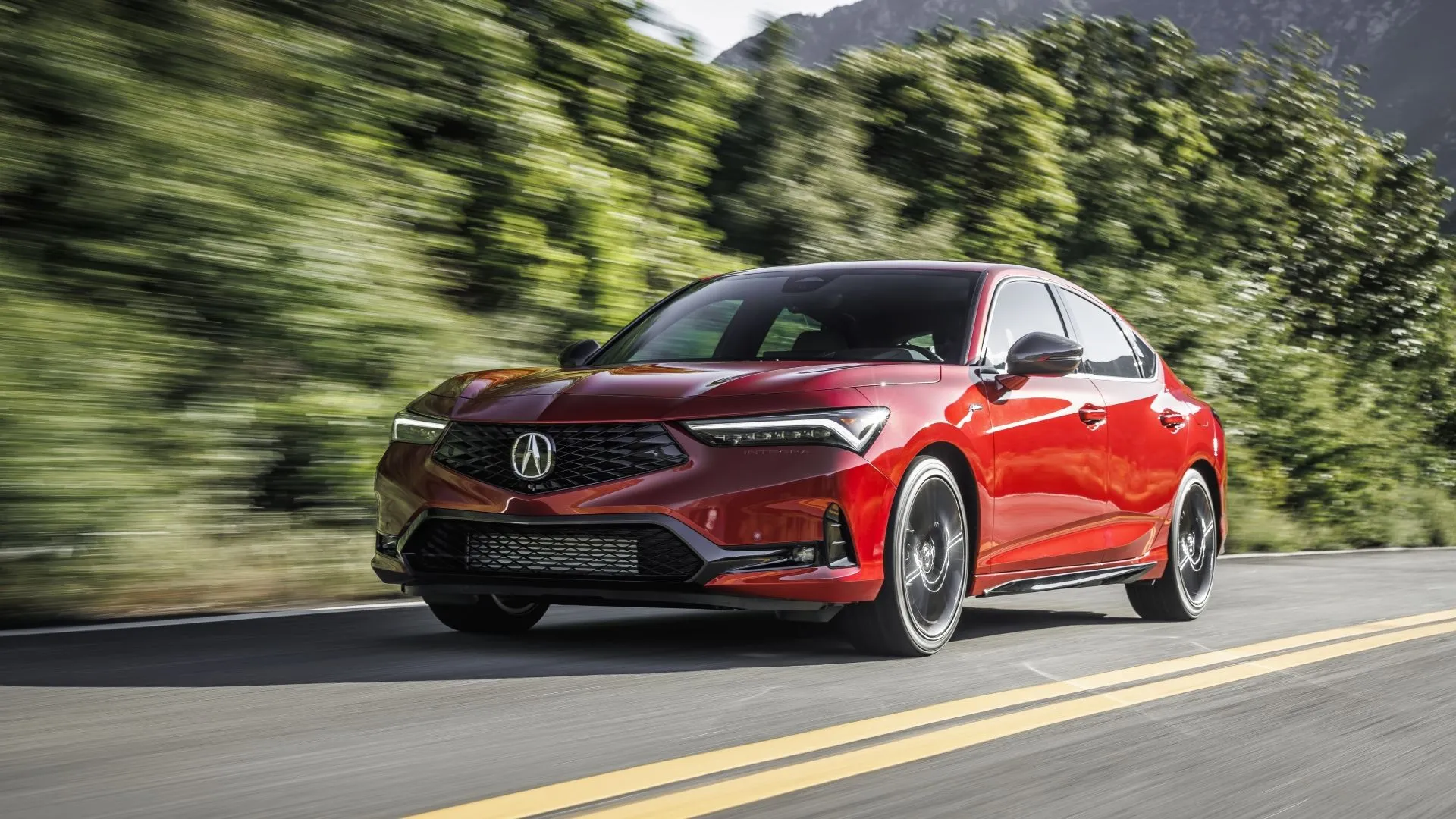 Acura Integra 2023 màu trắng đang di chuyển góc 3/4 phía trước