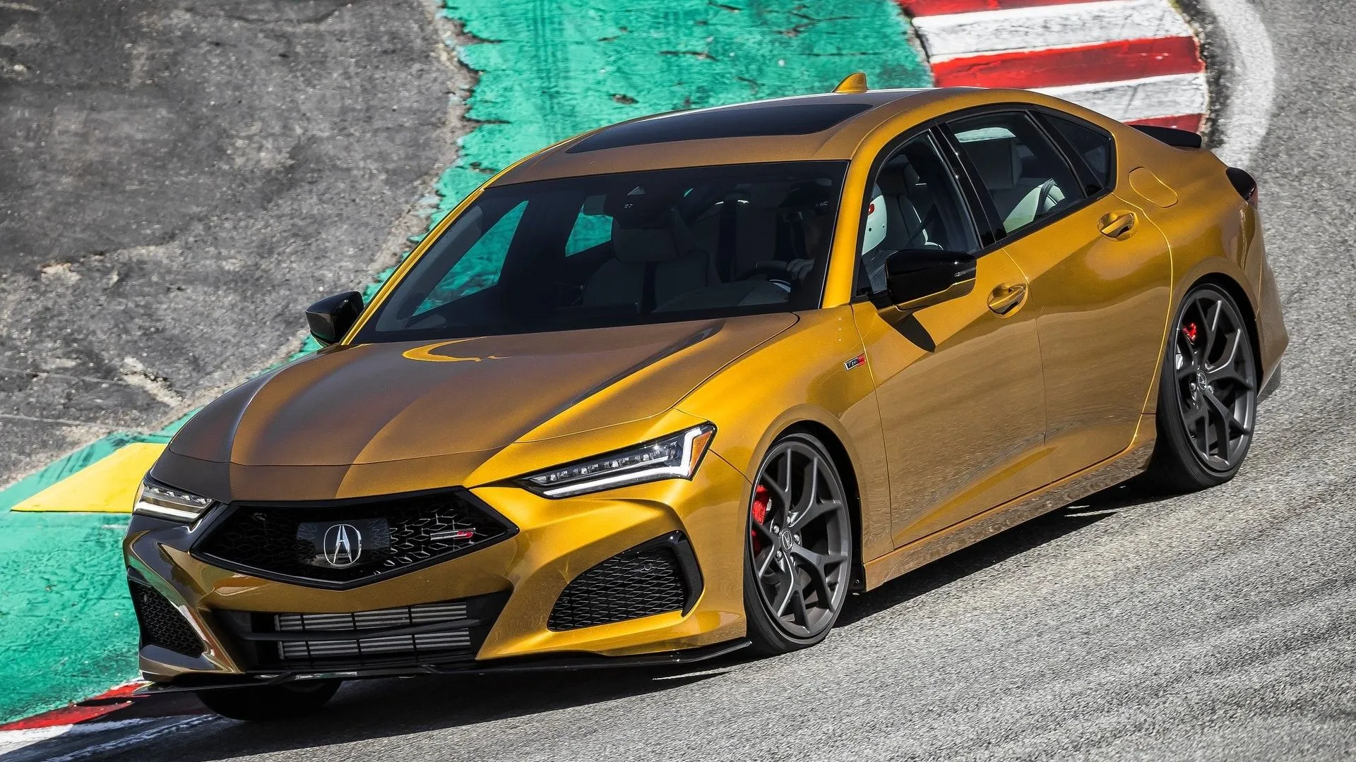 Acura TLX Type S 2021 màu trắng đang di chuyển