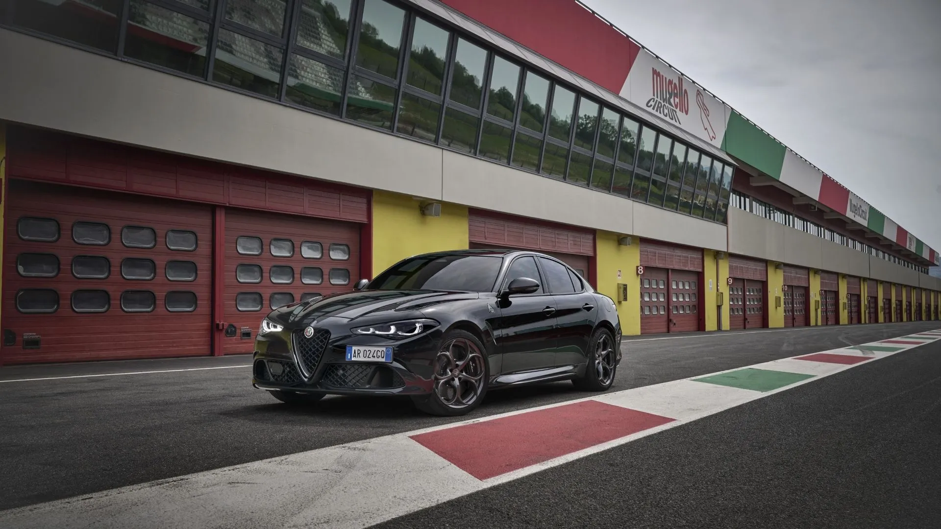 Alfa Romeo Giulia Quadrifoglio 2024 màu đỏ thể thao