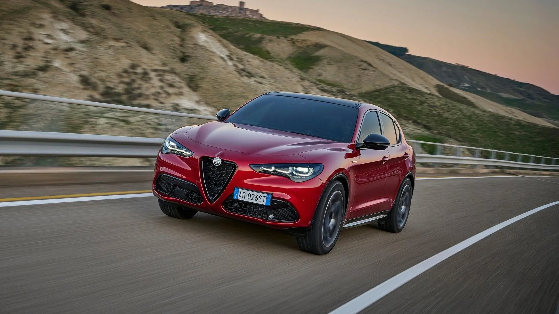 Alfa Romeo Stelvio 2023 màu đỏ rực rỡ đang di chuyển, SUV hạng sang phong cách với độ tin cậy bất ngờ.