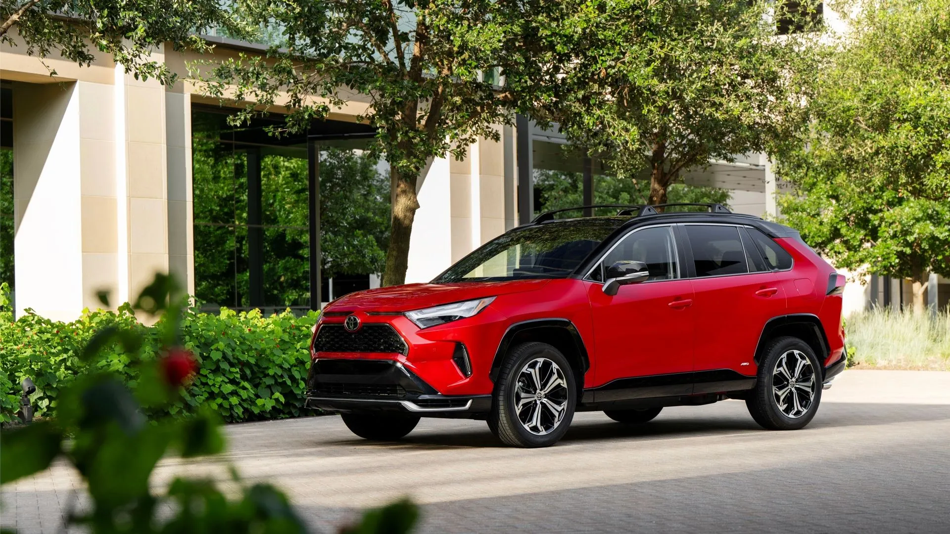 Ảnh 3/4 phía trước của Toyota RAV4 PHEV 2024.