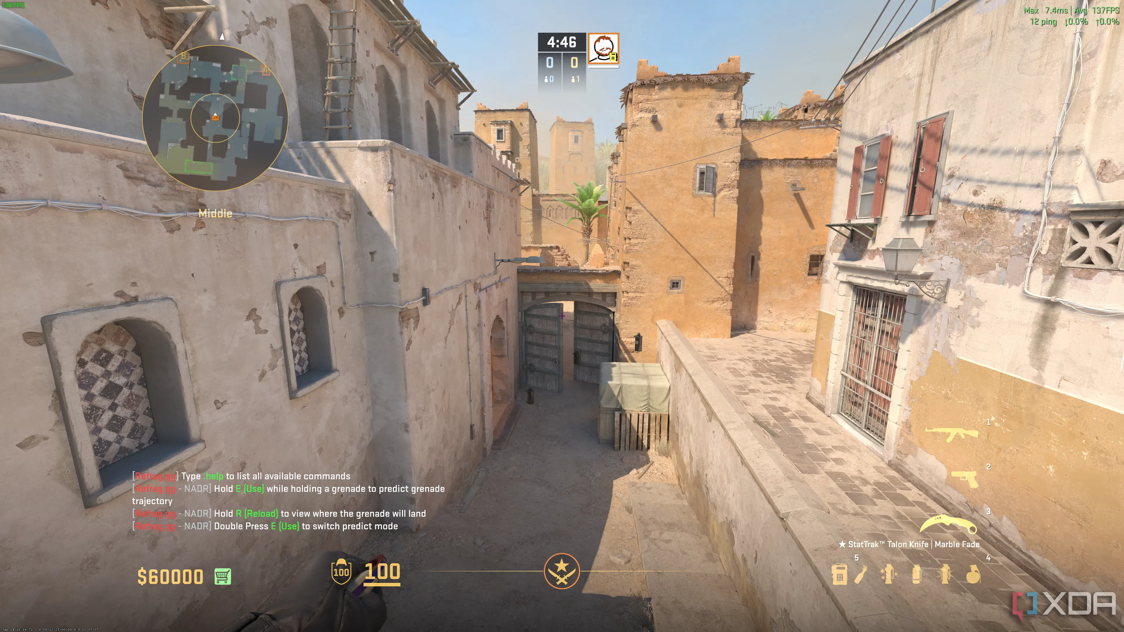 Ảnh chụp màn hình Counter-Strike 2 của một con hẻm trong bối cảnh chợ, có nhân vật game đang đứng