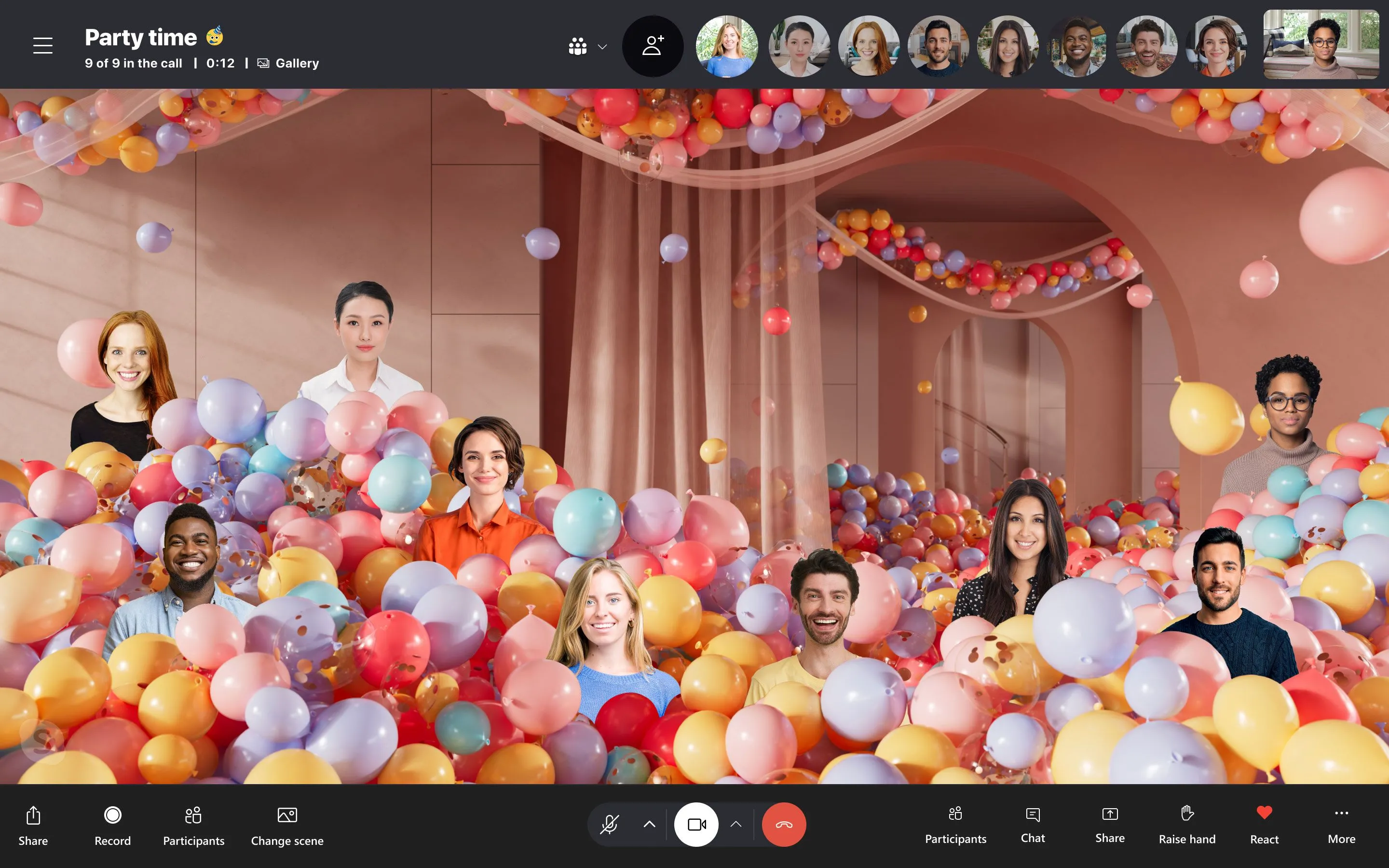 Ảnh chụp màn hình cuộc gọi video trong Chế độ Cùng Nhau (Together Mode) của Skype.