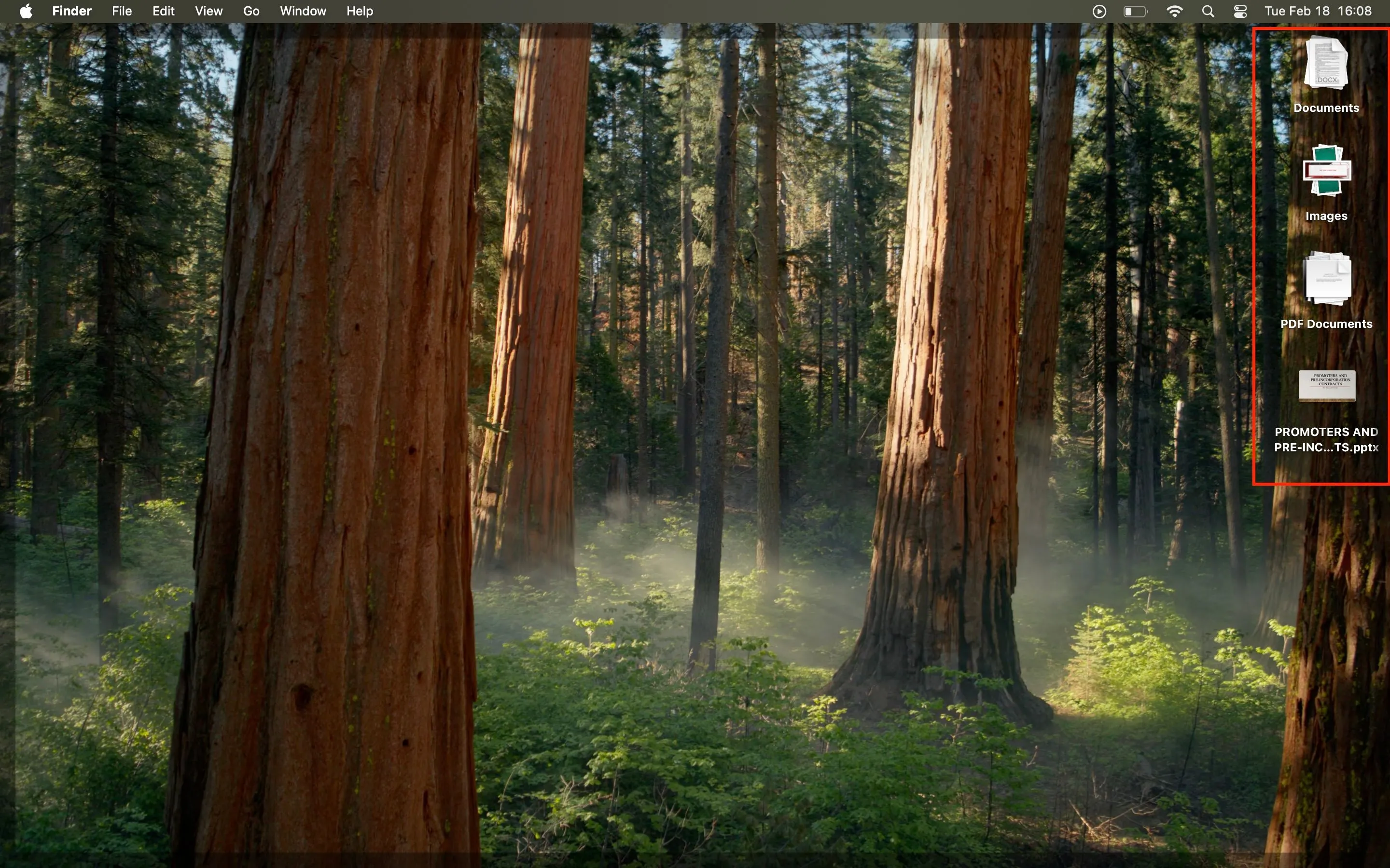 Ảnh chụp màn hình màn hình Mac với tính năng Stacks được đánh dấu