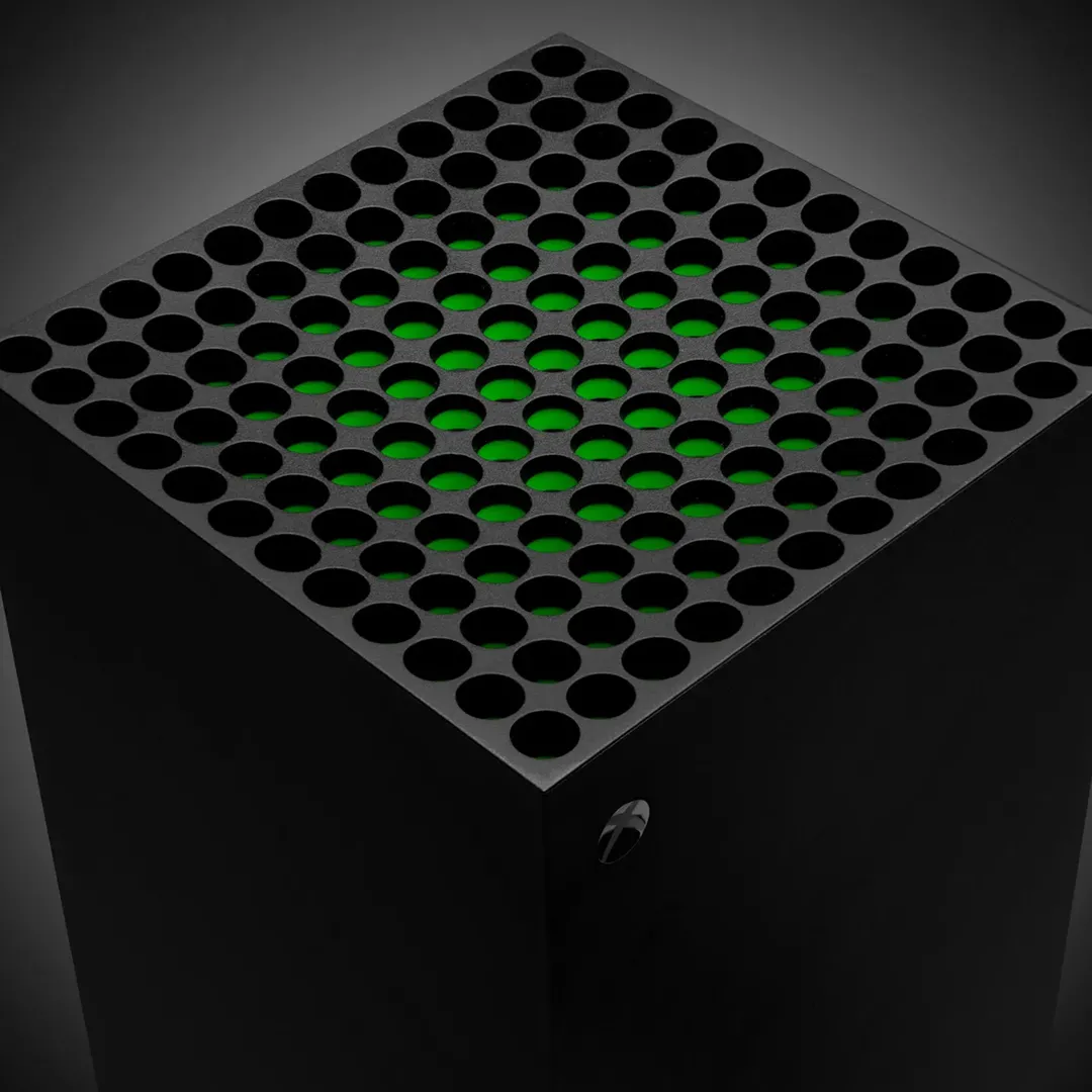 Ảnh chụp từ trên xuống của console Xbox Series X màu đen