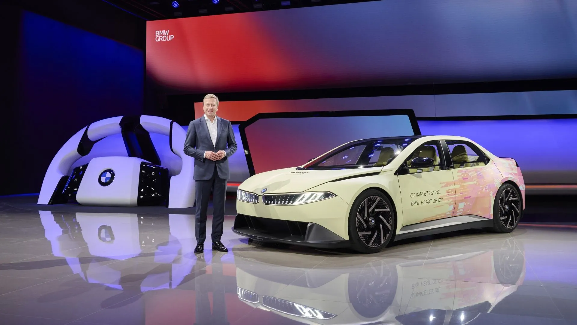 Ảnh góc 3/4 phía trước của BMW Vision Neue Klasse tại Triển lãm Ô tô Thượng Hải