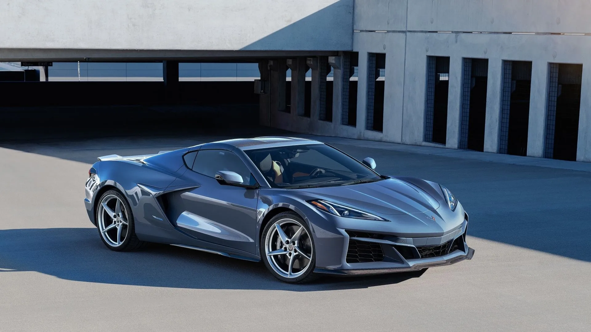 Ảnh góc 3/4 phía trước của Chevrolet Corvette E-Ray 2024