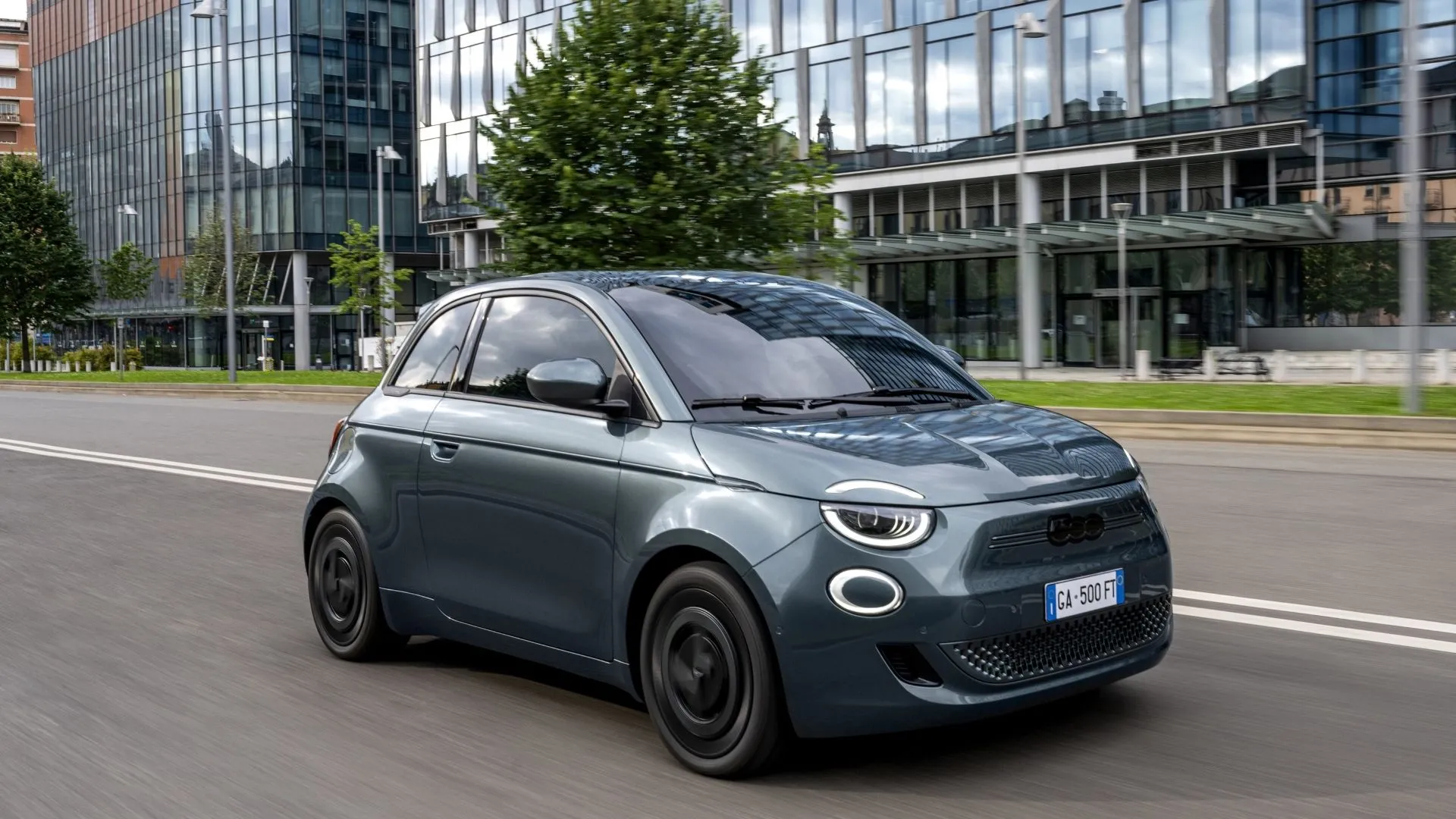 Ảnh hành động ba phần tư phía trước của một chiếc Fiat 500e Giorgio Armani Collector’s Edition 2025.