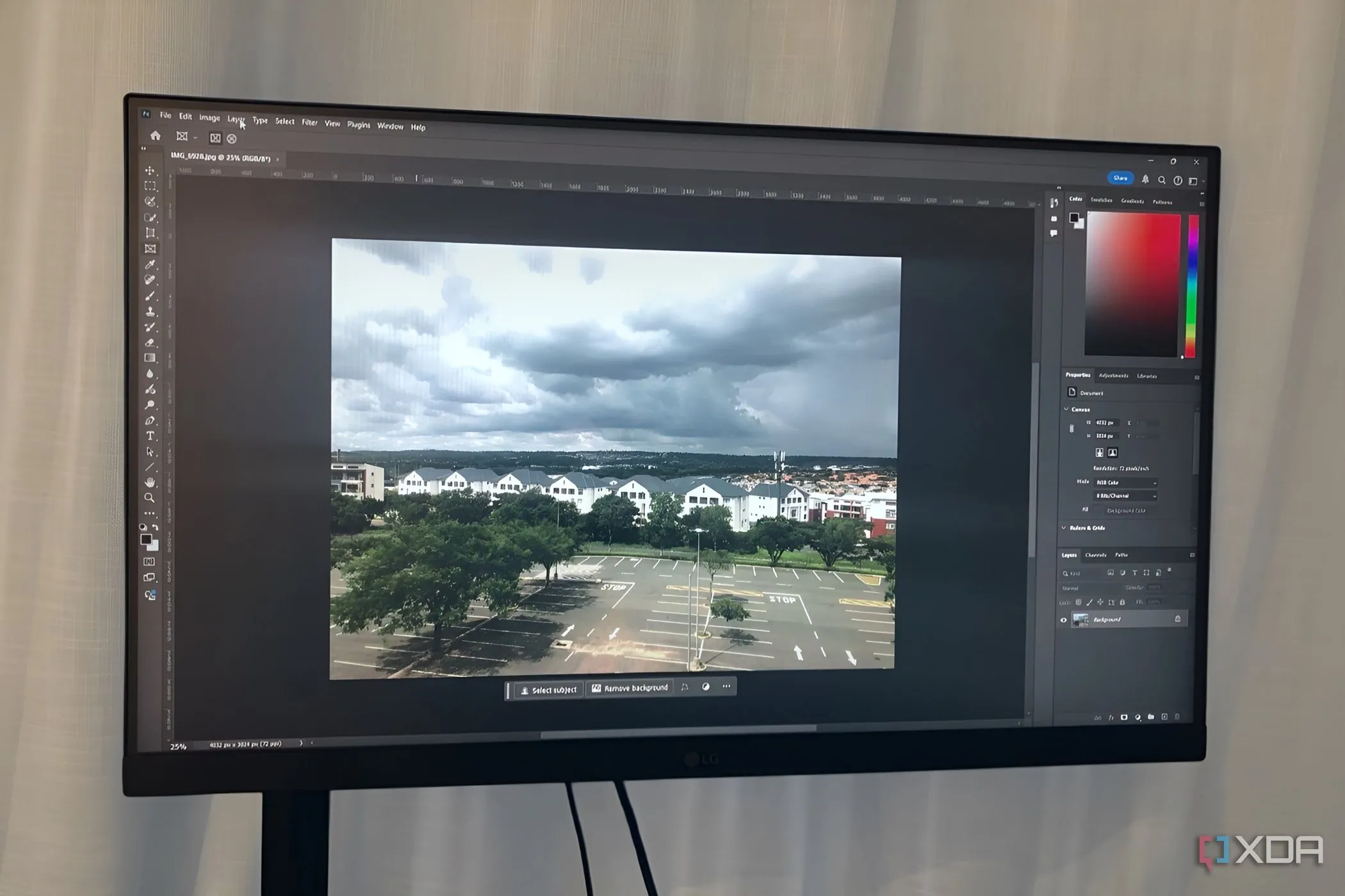 Ảnh thành phố được tải trên Photoshop trên máy tính để bàn