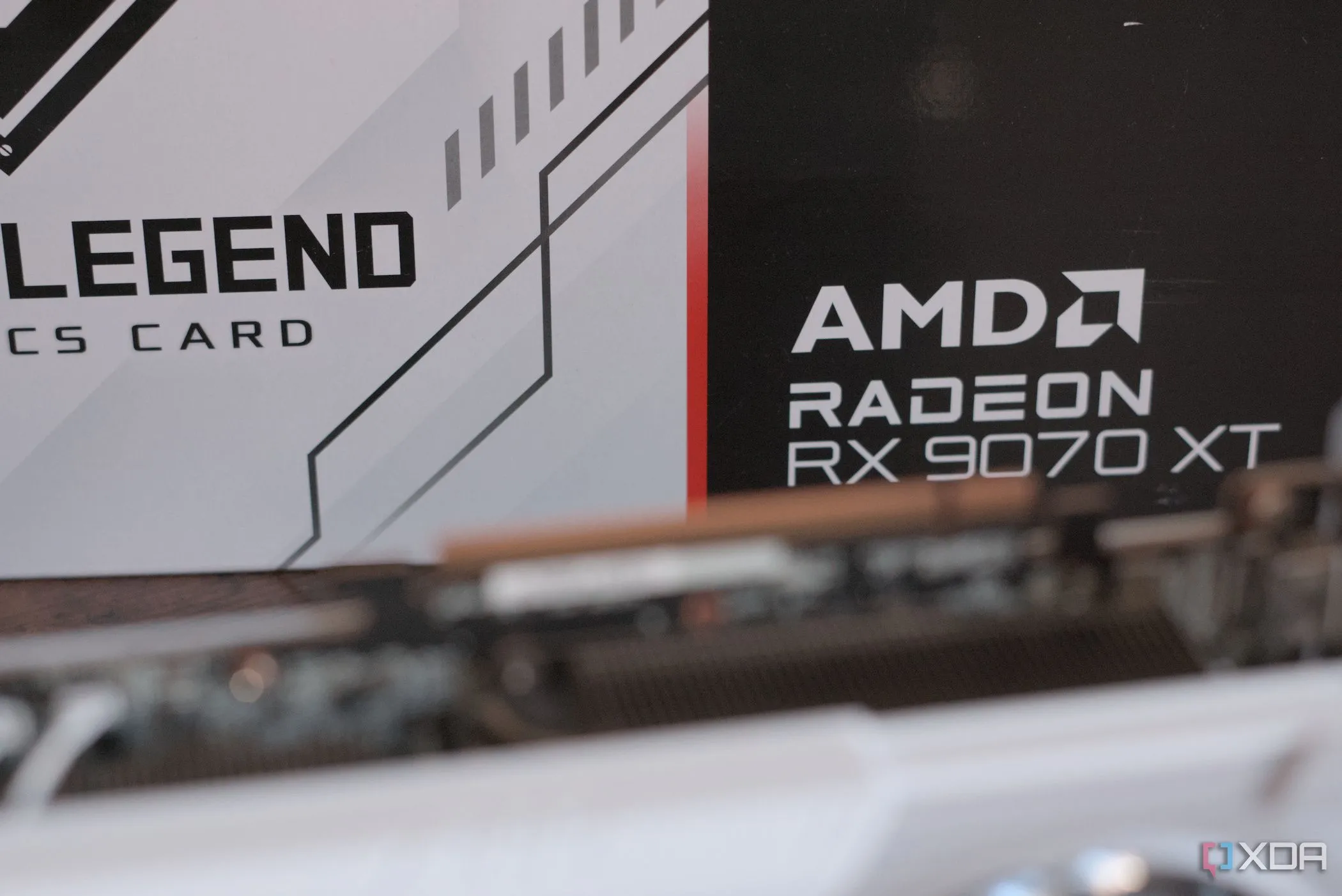 ASRock Radeon RX 9070 XT Steel Legend hộp sản phẩm và thương hiệu