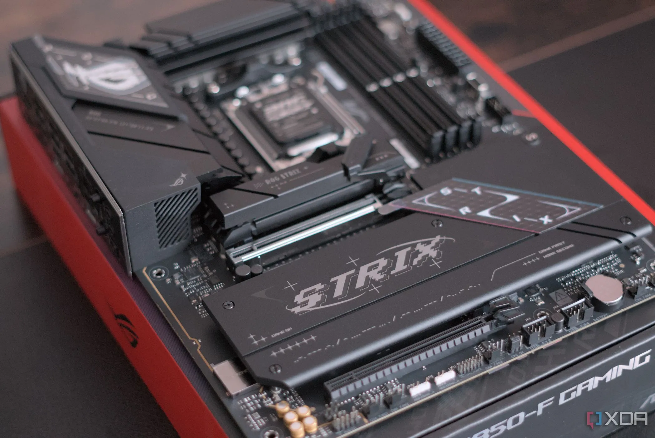 Asus ROG Strix B850-F Gaming WiFi góc nhìn cận cảnh VRM và khe PCIe