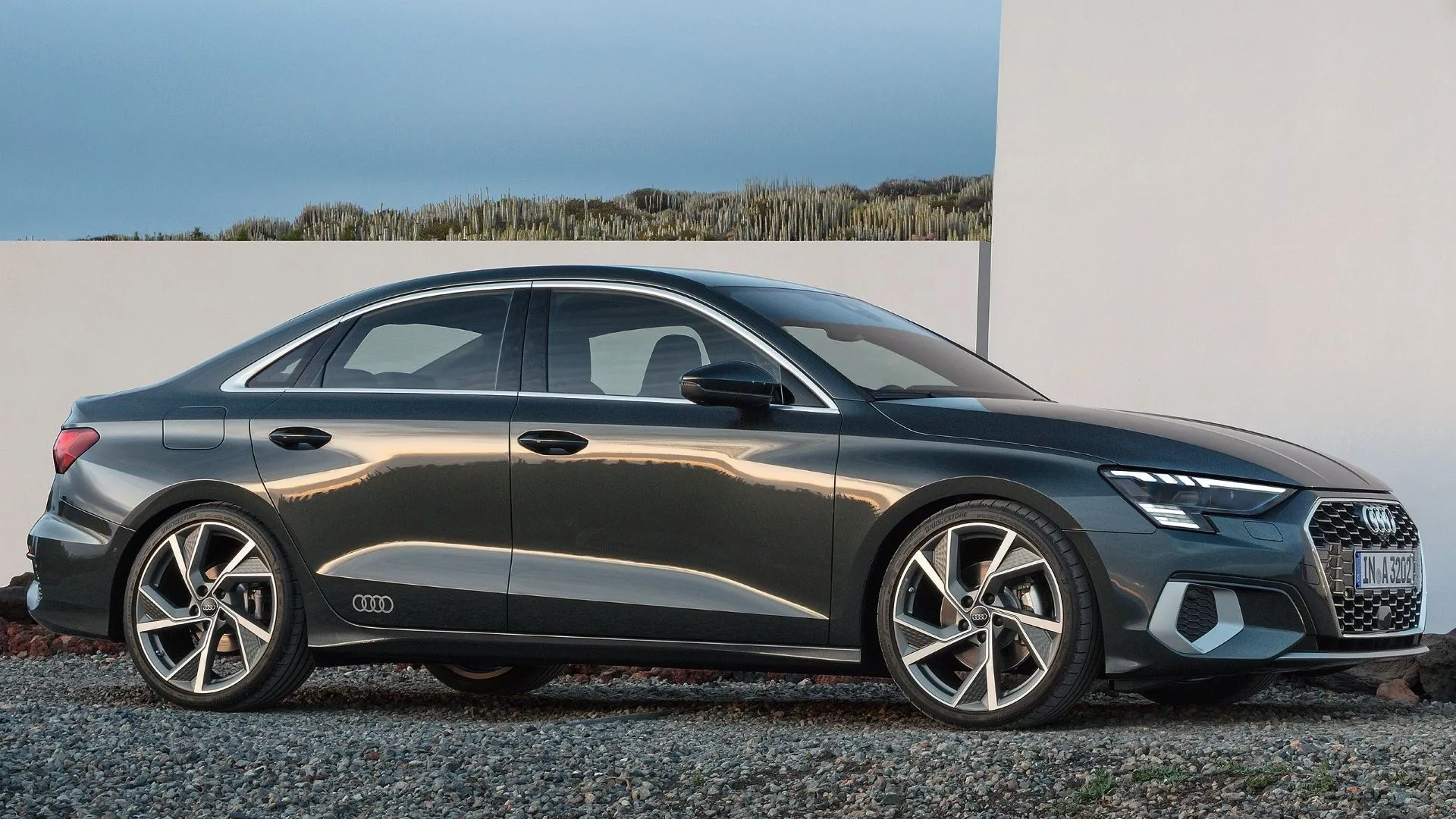 Audi A3 2022 màu trắng bạc, phiên bản sedan thế hệ mới mang đến sự thoải mái, công nghệ tiên tiến và phong cách tinh tế cho dòng xe sang cũ.