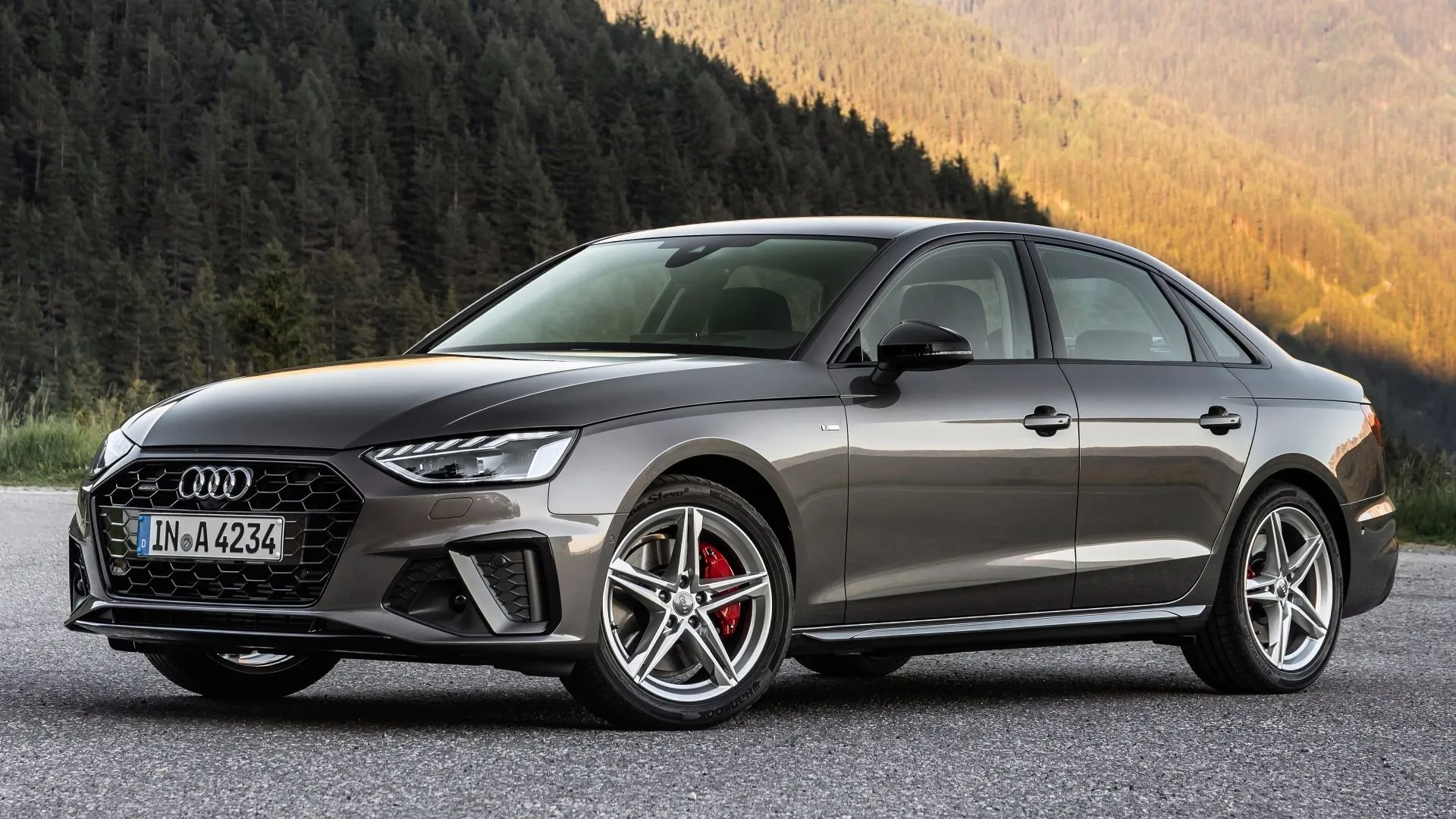 Audi A4 2020 facelift màu bạc đẳng cấp nhìn từ góc 3/4 phía trước với đèn LED sắc sảo