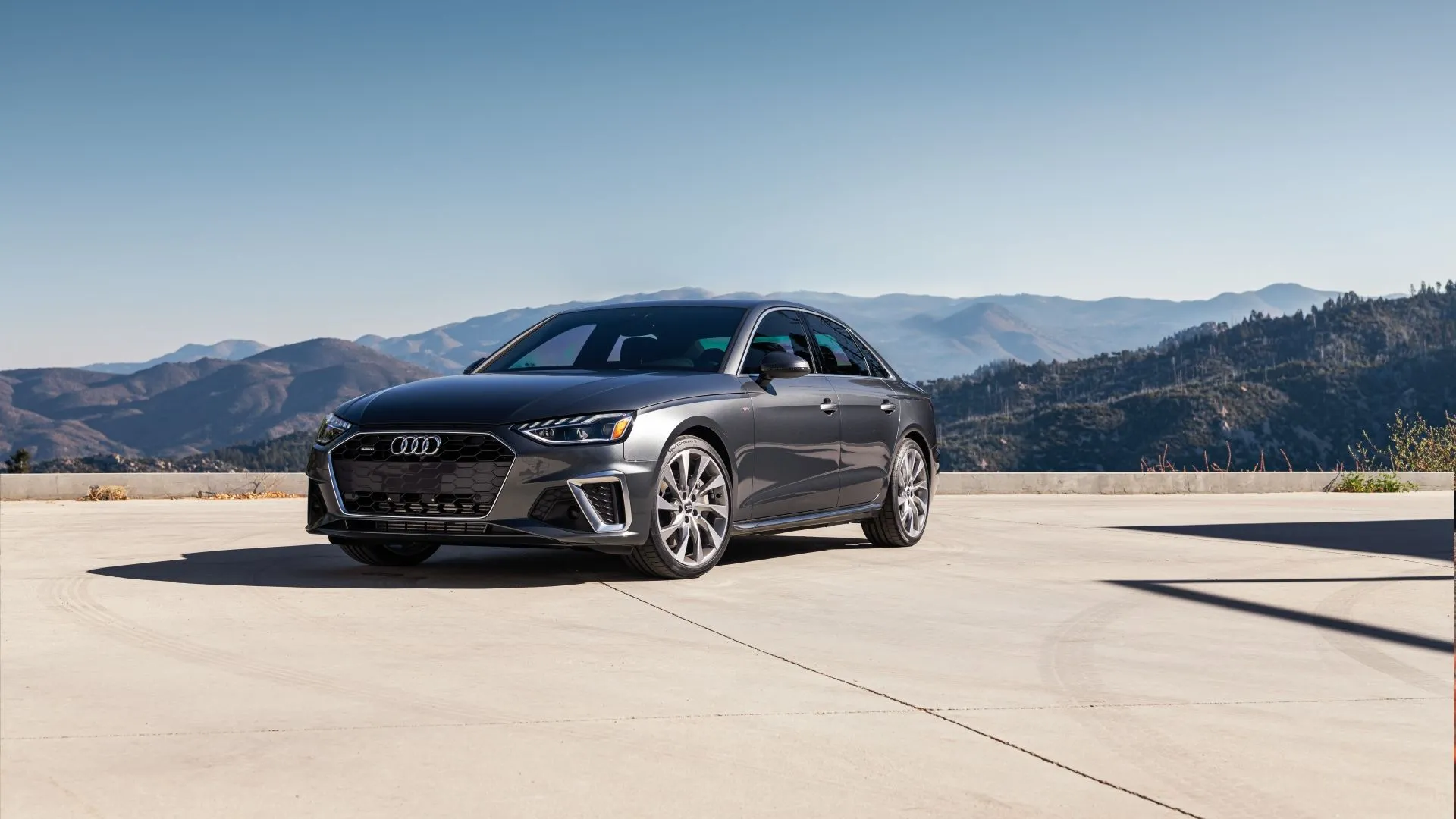 Audi A4 2025, sedan hạng sang cân bằng giữa sự sang trọng, hiệu suất và trải nghiệm lái linh hoạt.