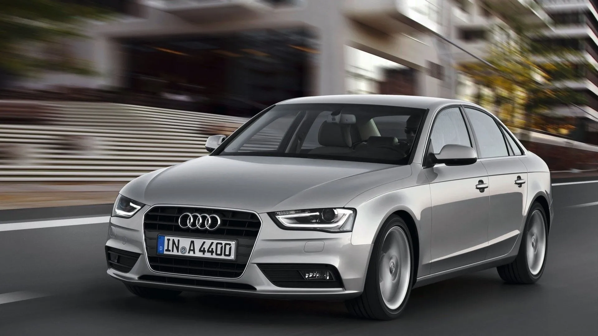 Audi A4 đời 2013 với thiết kế mặt trước được làm mới, mang đến vẻ ngoài thời trang và cabin cao cấp.