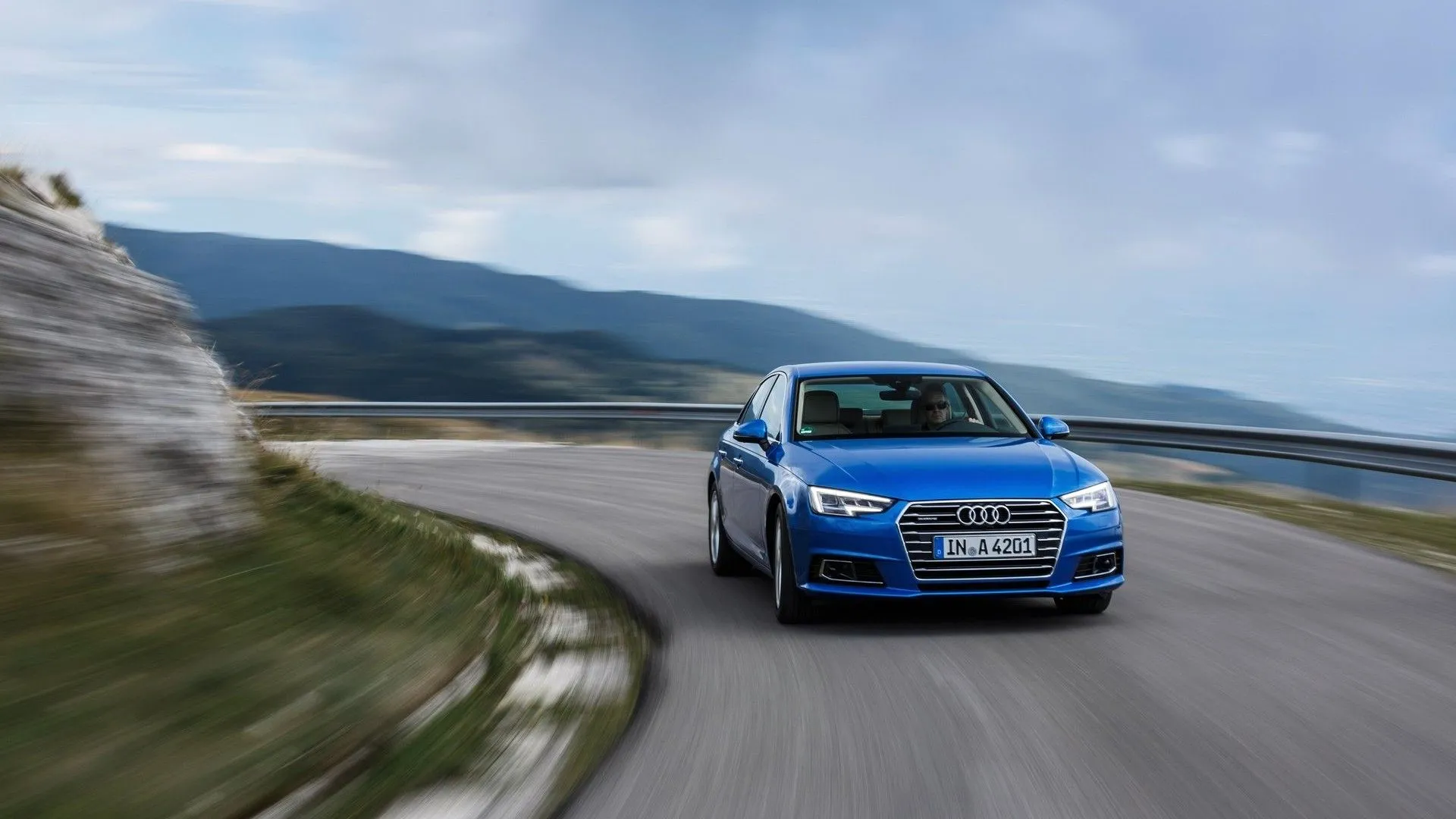 Audi A4 đời 2016 màu trắng tinh tế đang di chuyển trên đường