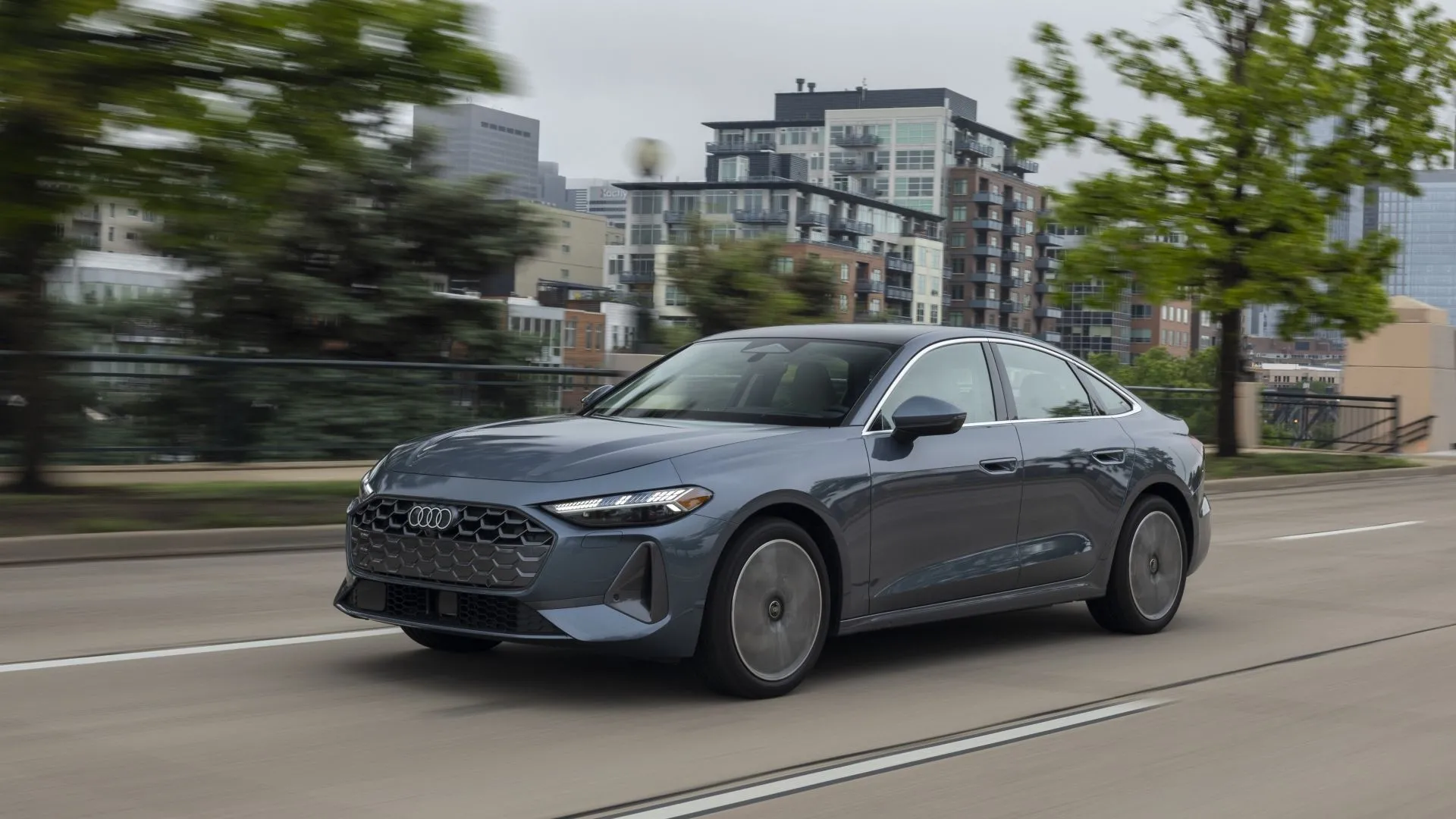 Audi A5 2025 màu xám bạc với thiết kế thanh lịch và hệ dẫn động Quattro nổi tiếng