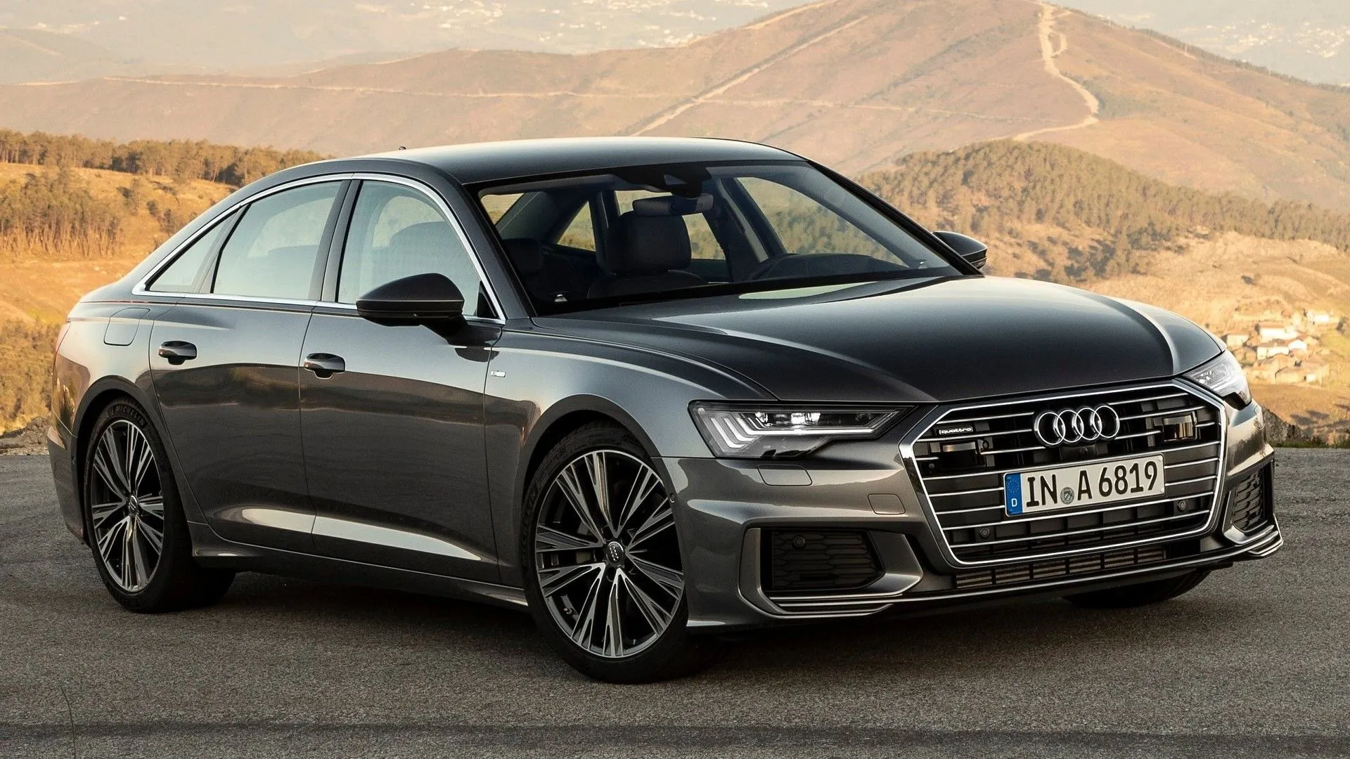 Audi A6 2019 màu xám đậm với đèn pha LED hiện đại nhìn từ góc 3/4 phía trước