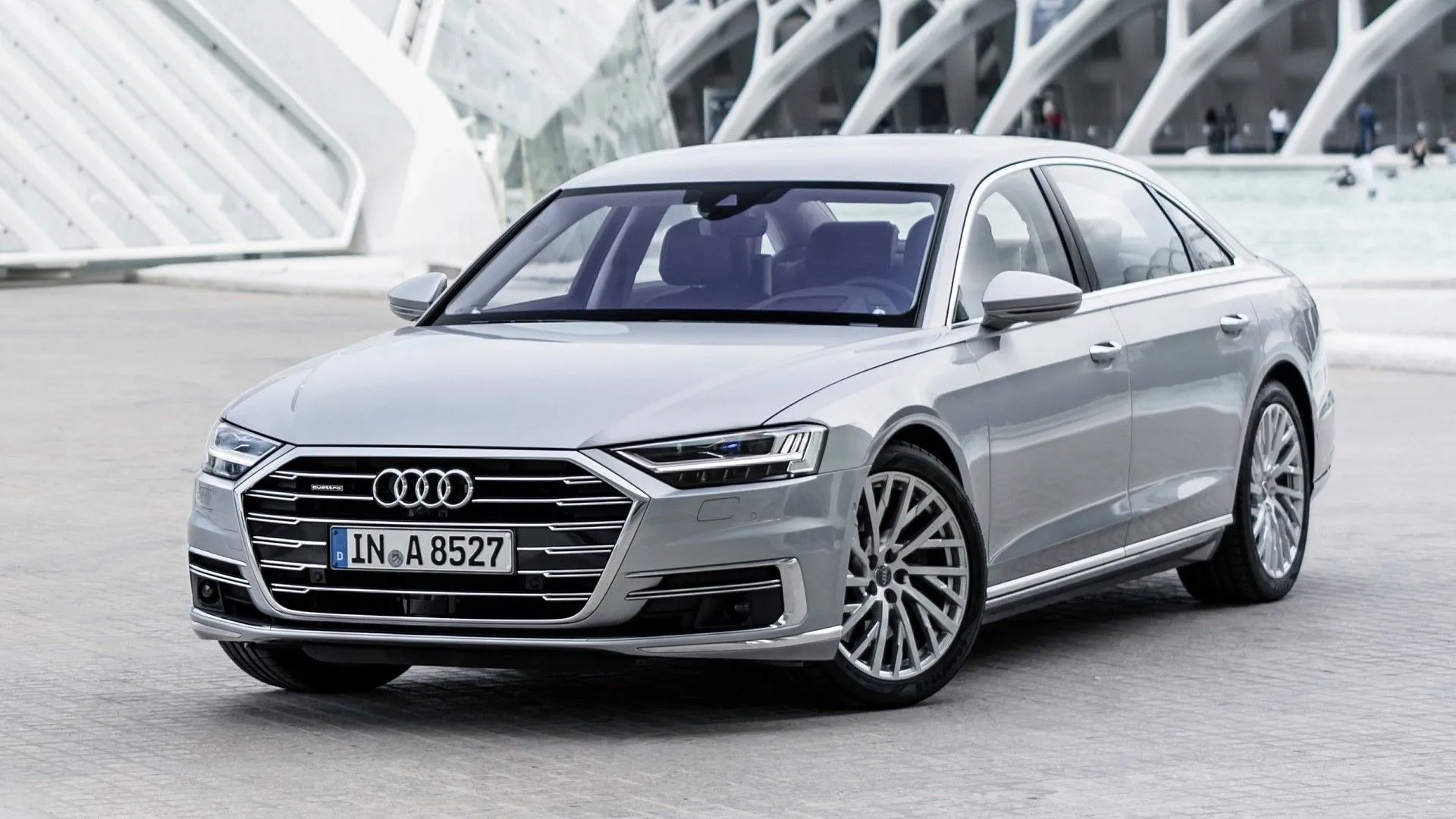 Audi A8 2019 L sang trọng màu bạc nhìn từ góc 3/4 phía trước với lưới tản nhiệt lớn