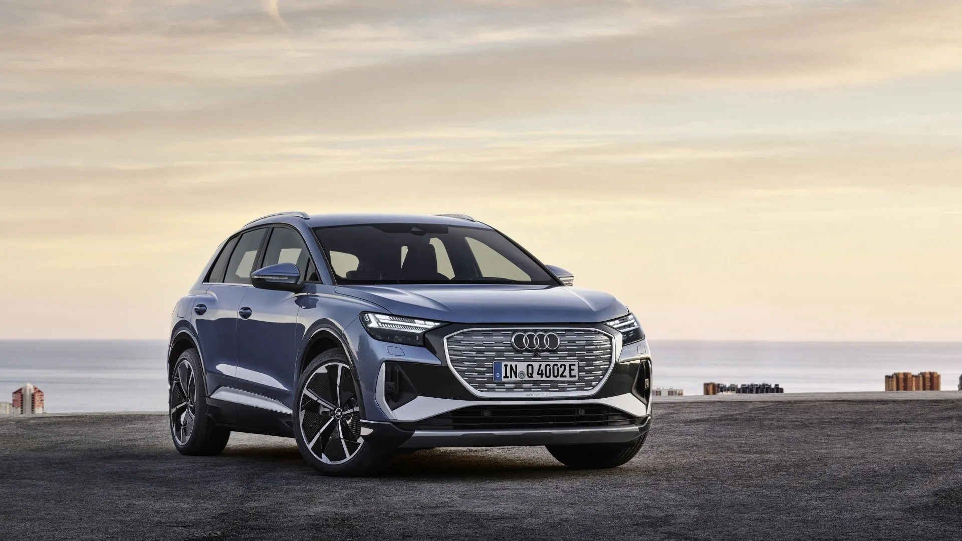 Audi Q4 e-Tron 2025 màu xanh đậm với phong cách SUV điện hạng sang tinh tế và công nghệ tiên tiến