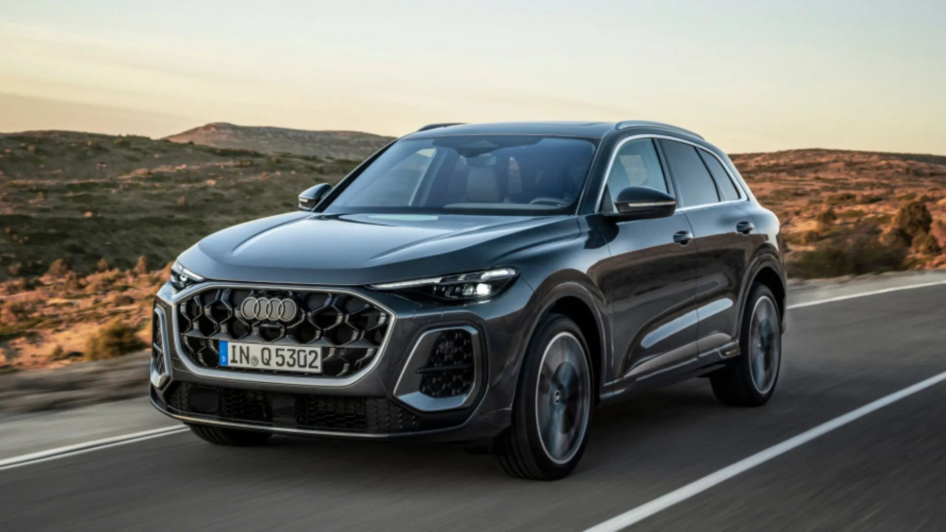Audi Q5 Premium Plus 45 TFSI Quattro S Tronic 2025 màu xám trên đường quê, mẫu SUV hạng sang cân bằng hoàn hảo