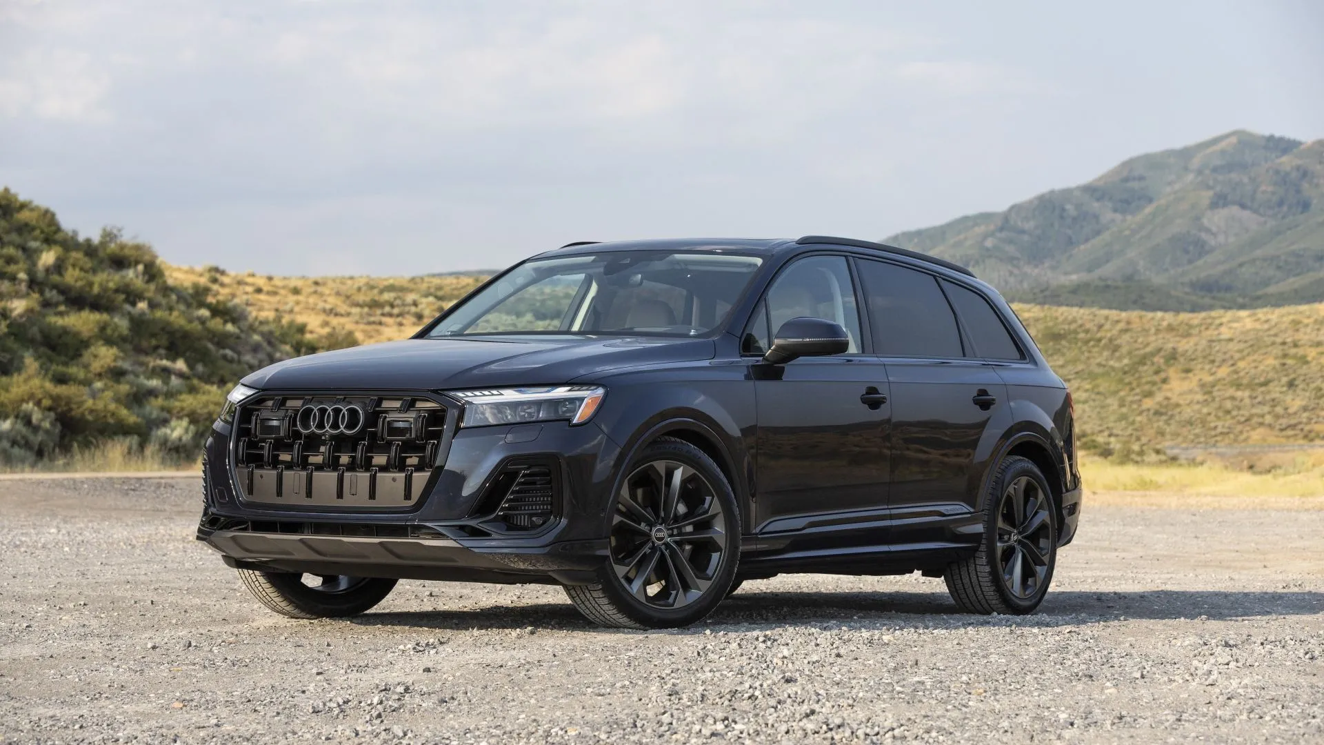 Audi Q7 2025 màu xanh đậm với thiết kế SUV 3 hàng ghế hạng sang mạnh mẽ và đường nét hiện đại