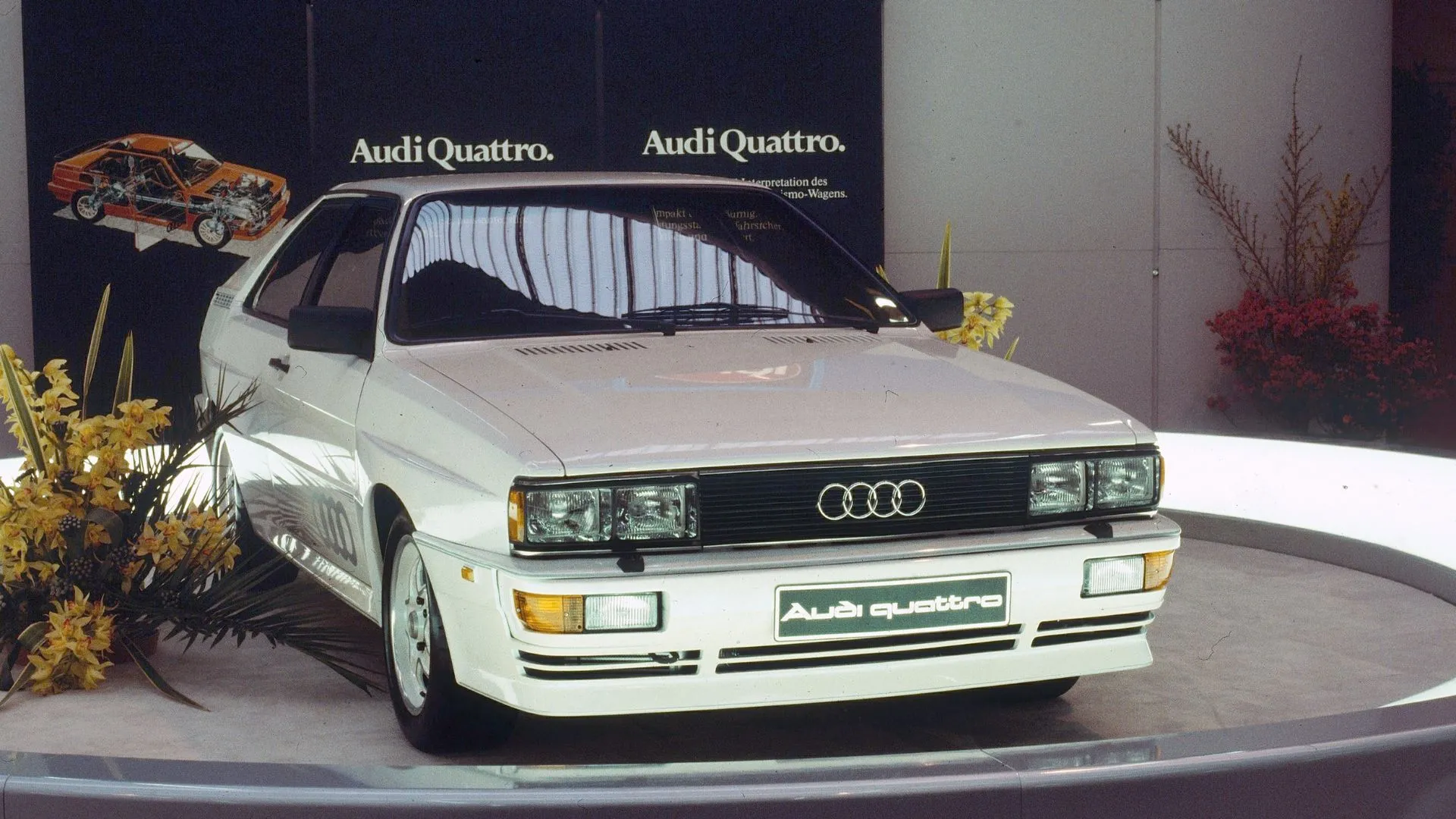 Audi Quattro tại Geneva Motor Show 1980, giới thiệu hệ dẫn động bốn bánh toàn thời gian.