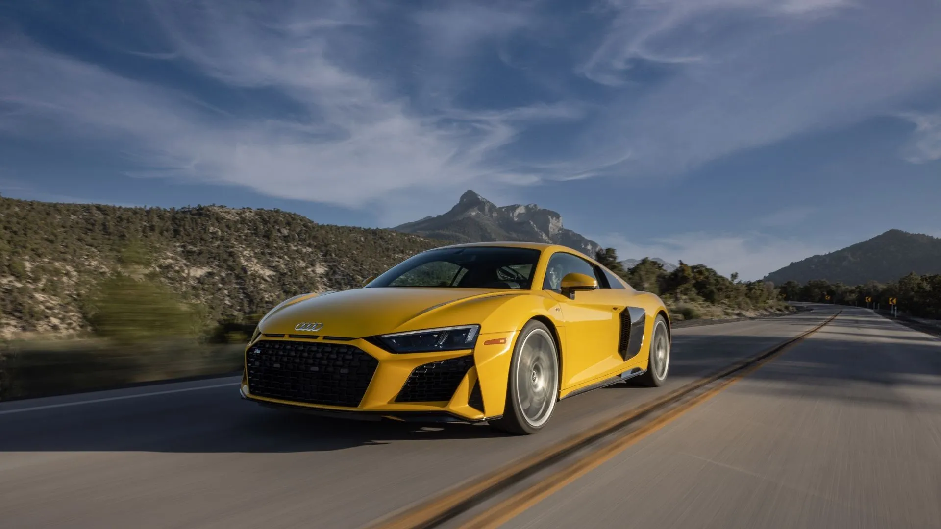 Audi R8 2022 màu vàng đang chạy trên đường