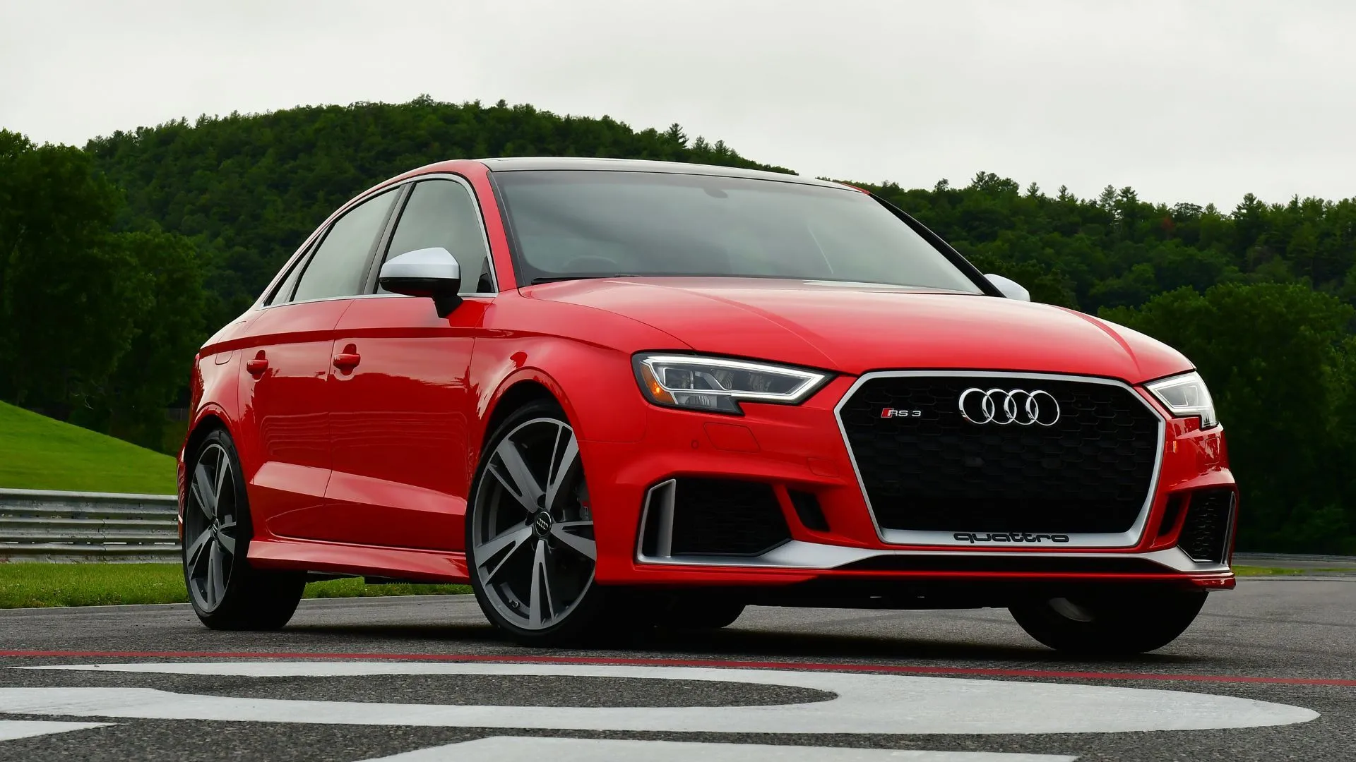 Audi RS3 Sedan màu đỏ đời 2017 đậu trên đường băng, sedan thể thao với động cơ 5 xi-lanh tăng áp và hệ dẫn động Quattro AWD.