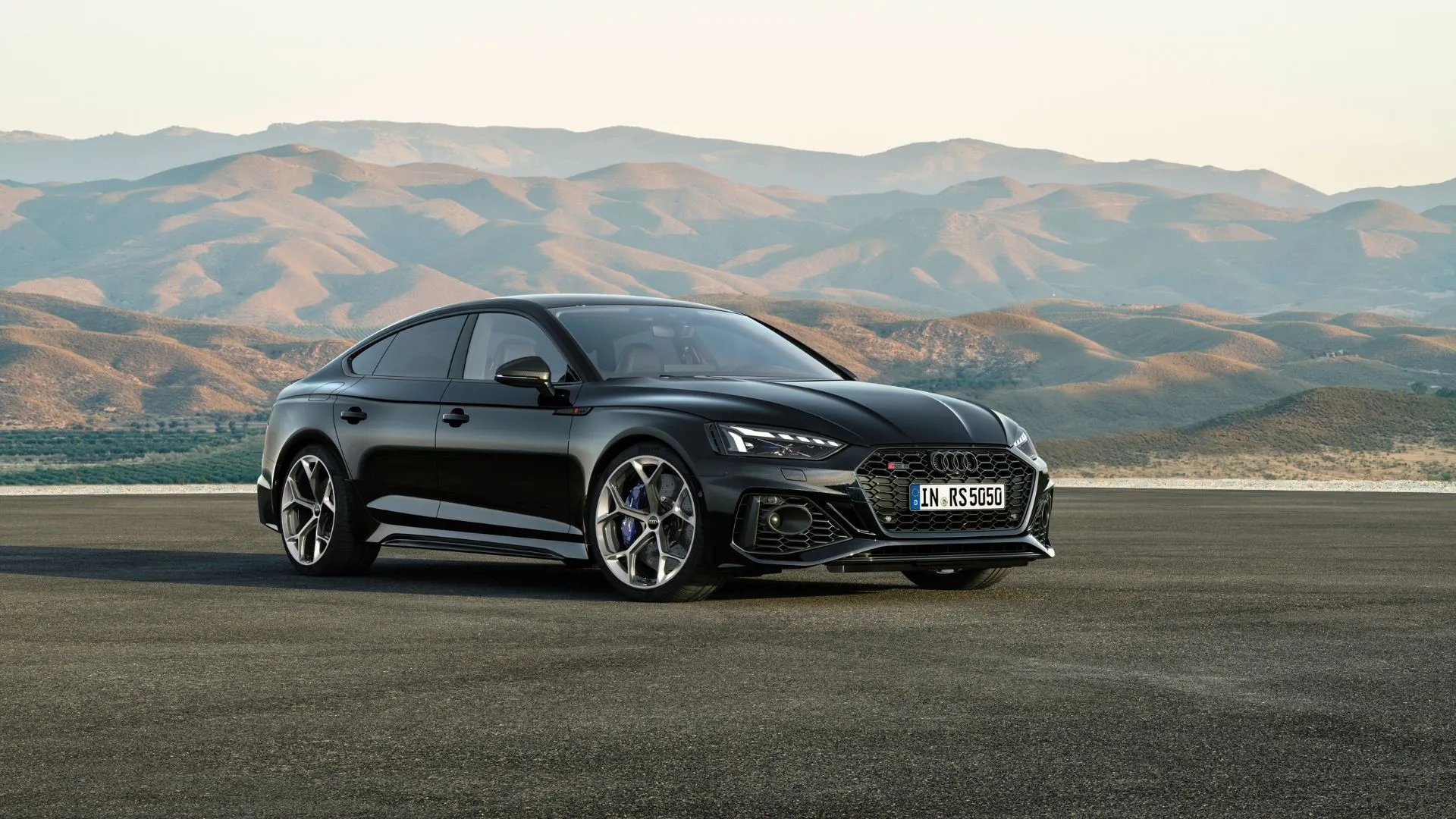 Audi RS5 Sportback màu đen sang trọng, thể hiện hiệu suất mạnh mẽ của dòng xe Audi RS