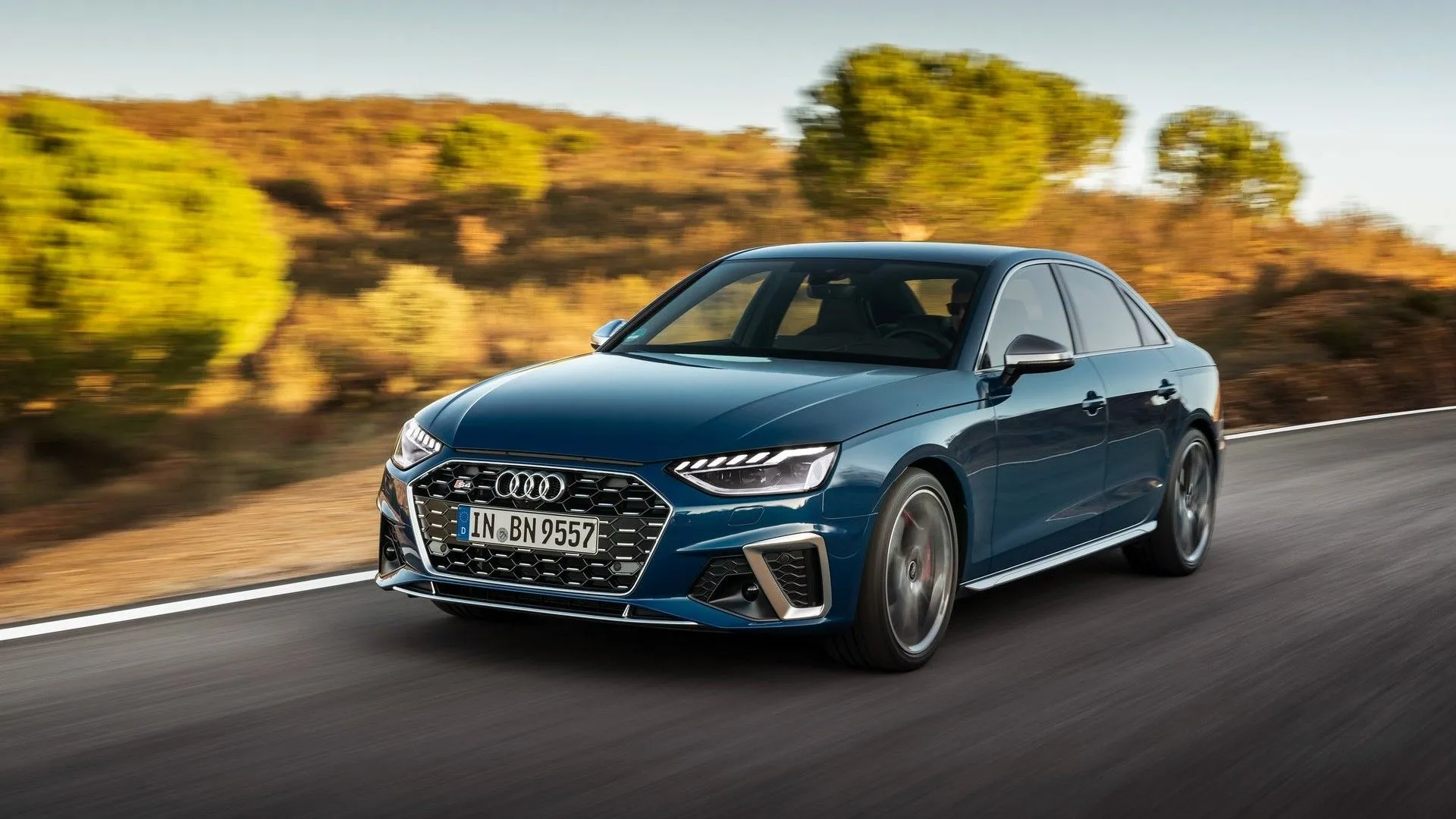 Audi S4 2021 màu đen sang trọng trên đường phố