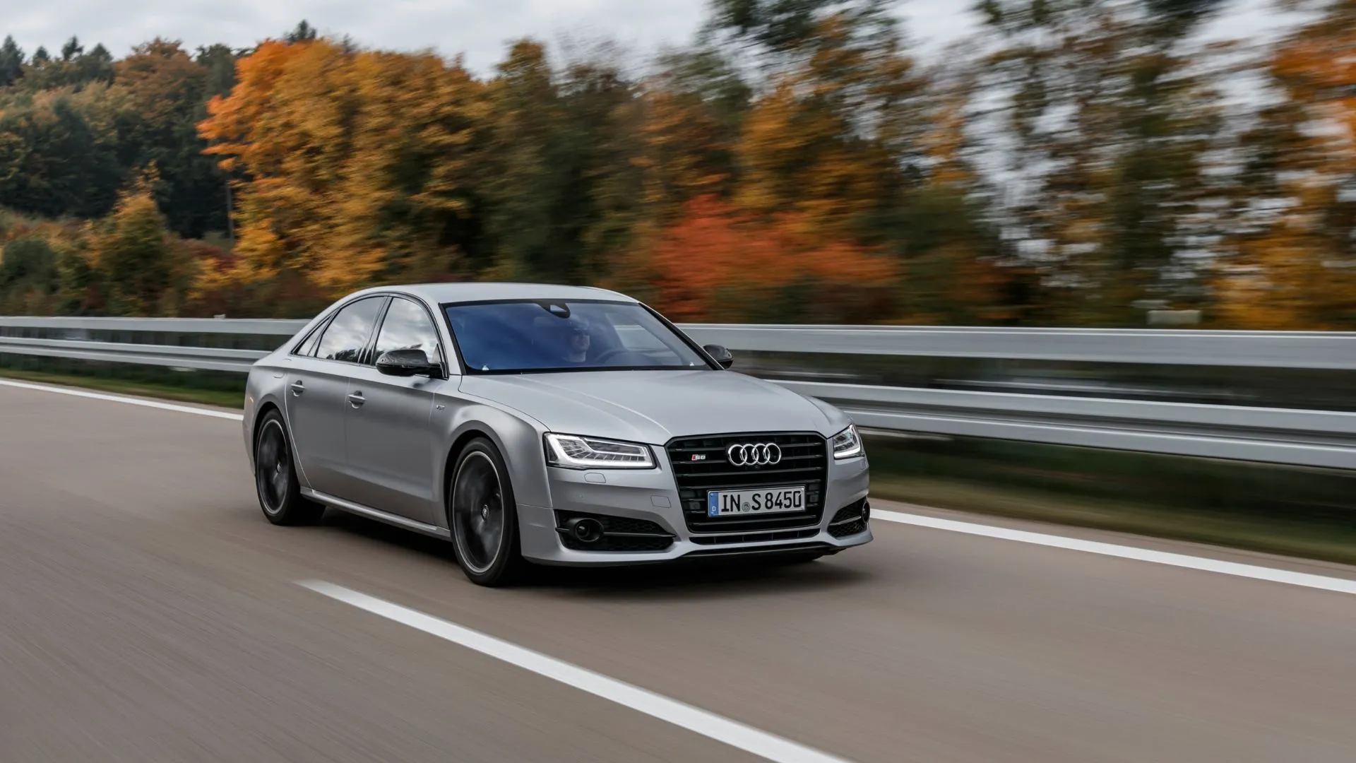 Audi S8 Plus 2017 màu bạc di chuyển trên đường cao tốc