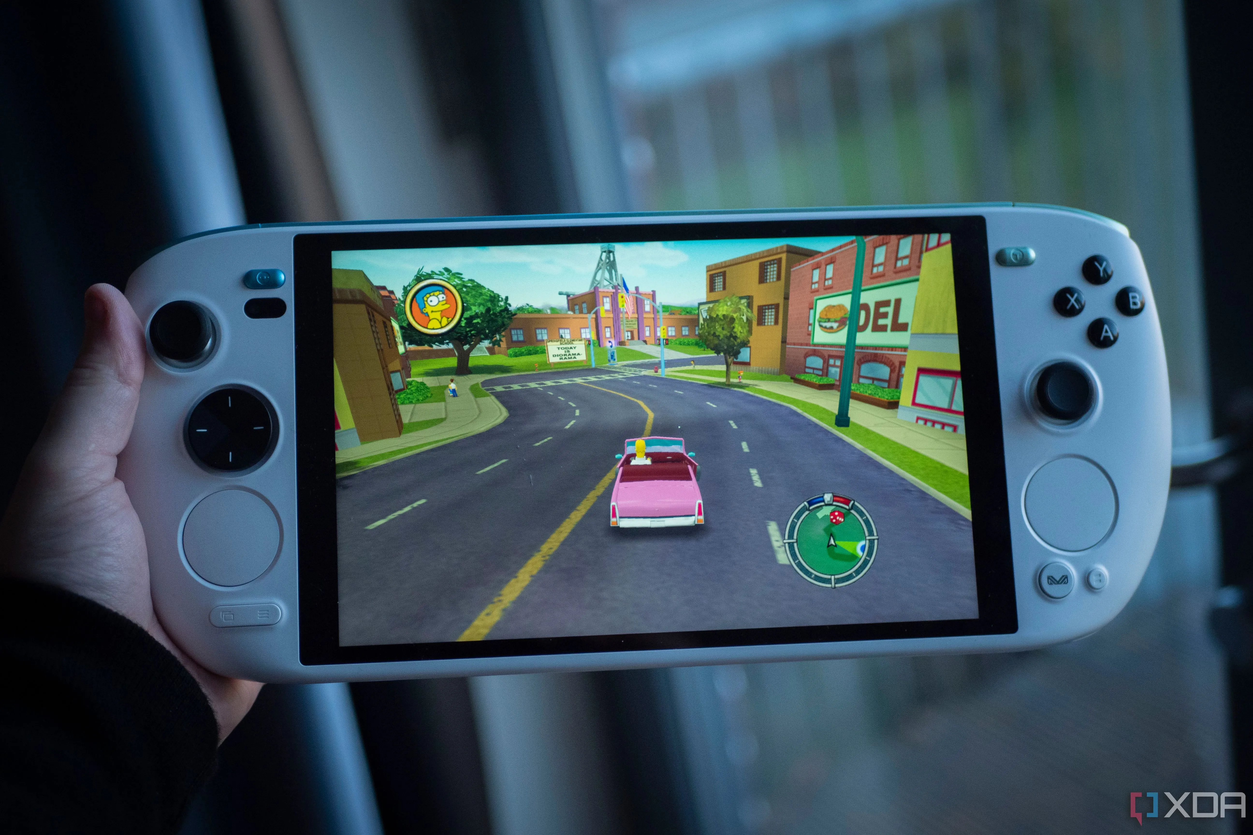 Ayaneo Kun chơi The Simpsons Hit &amp; Run, minh họa khả năng giả lập game cổ điển trên thiết bị cầm tay