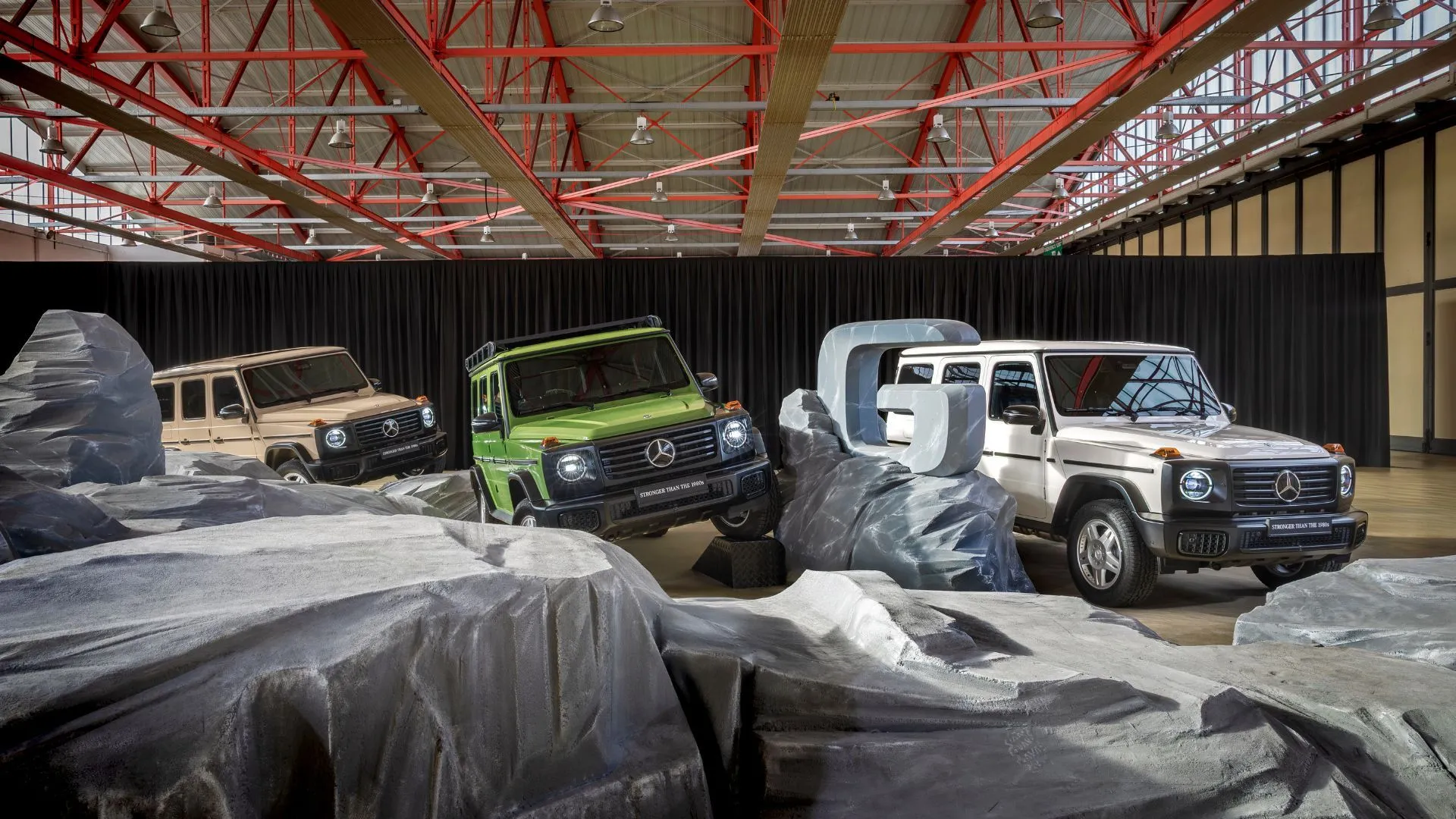 Ba chiếc Mercedes-Benz G-Class Edition Stronger Than The 1980s với màu sắc độc quyền trưng bày, nhấn mạnh khả năng off-road mạnh mẽ
